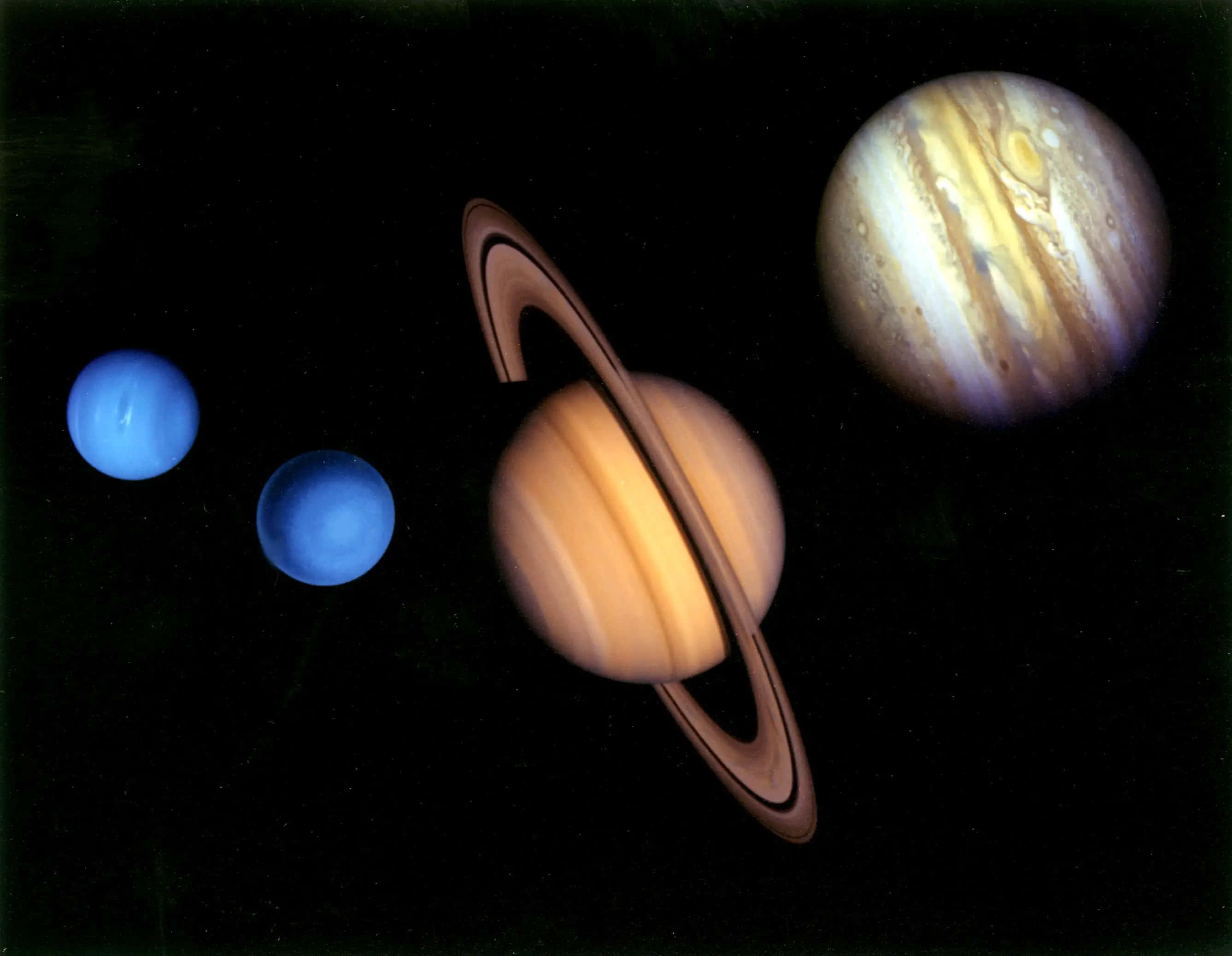 太空 桌布 壁紙 — 土星及其標誌性光環與木星和兩顆藍色行星在繁星點點的黑色虛空中的宇宙景觀。