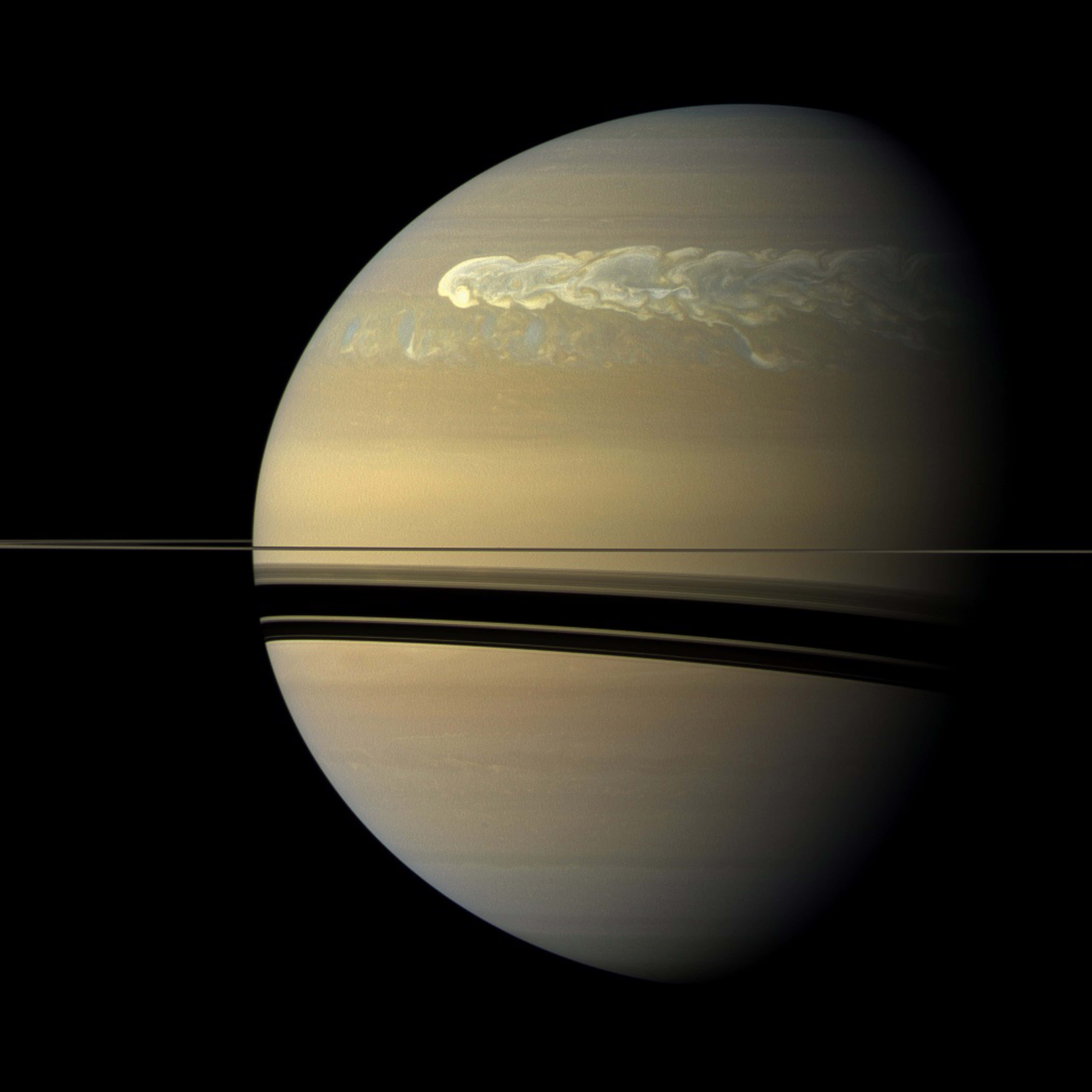 土星 桌布 壁紙 — 土星在虛空中柔和地發光，其標誌性的環橫跨畫面，揭示表面旋轉的雲層圖案。