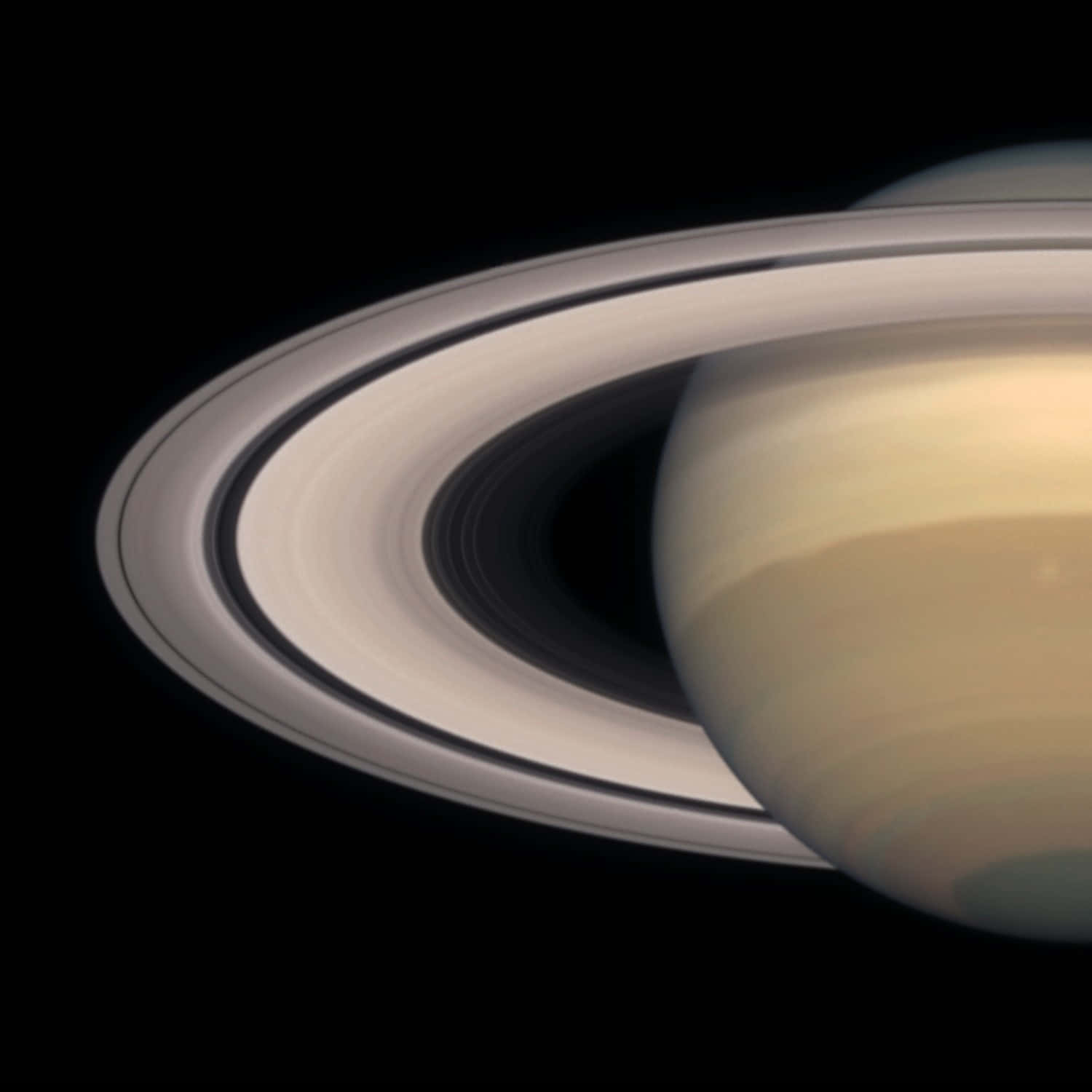 土星 桌布 壁紙 — 土星標誌性光環在太空黑暗中柔和發光的特寫視圖。