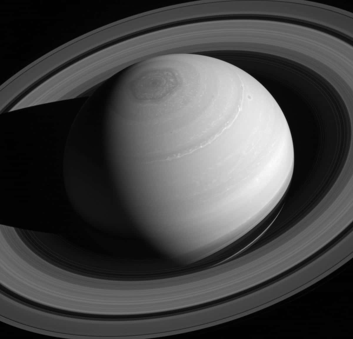 土星 桌布 壁紙 — 土星的單色視圖，展示其標誌性的環和大氣帶，背景是太空的虛空。