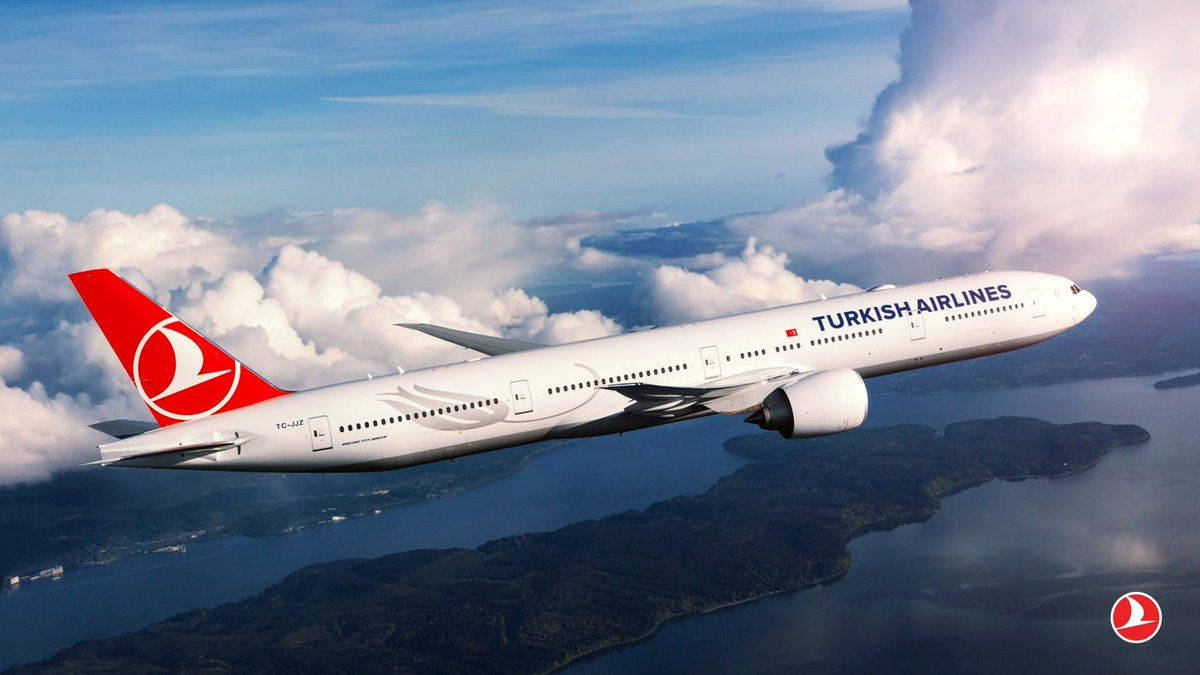  壁紙 — 土耳其航空噴射機翱翔於蓬鬆白雲之上，下方是翠綠島嶼與湛藍海水。