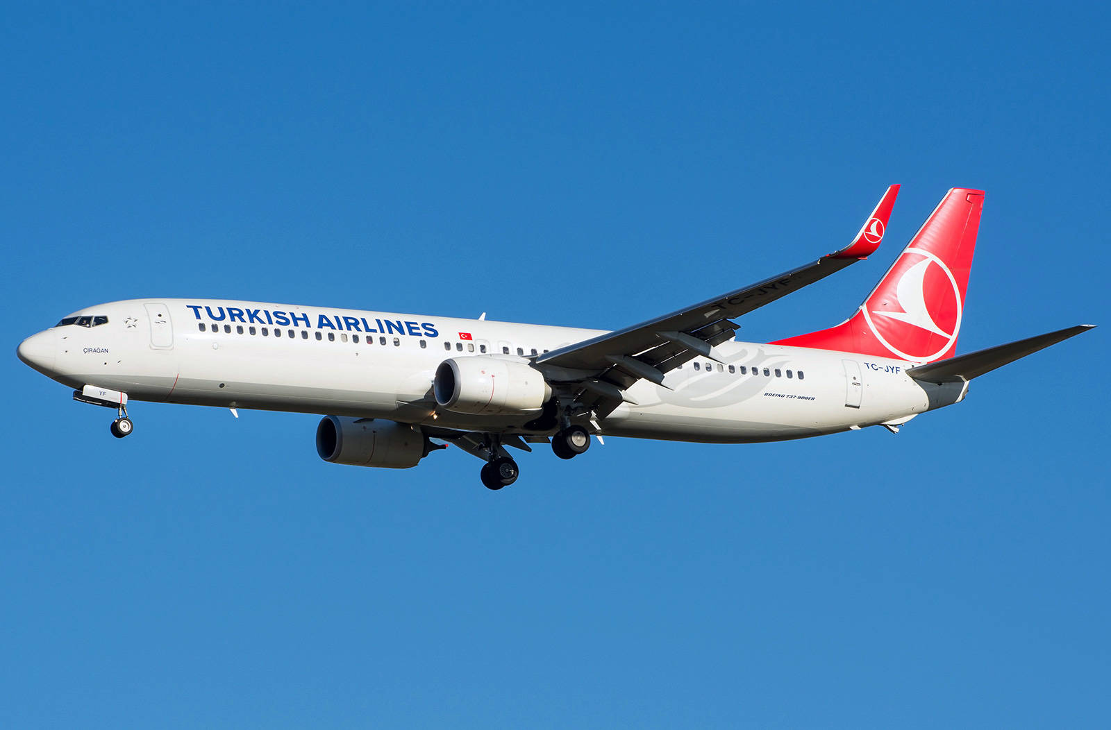  壁紙 — 土耳其航空波音737以白色和紅色塗裝，在晴朗藍天下翱翔，起落架放下。