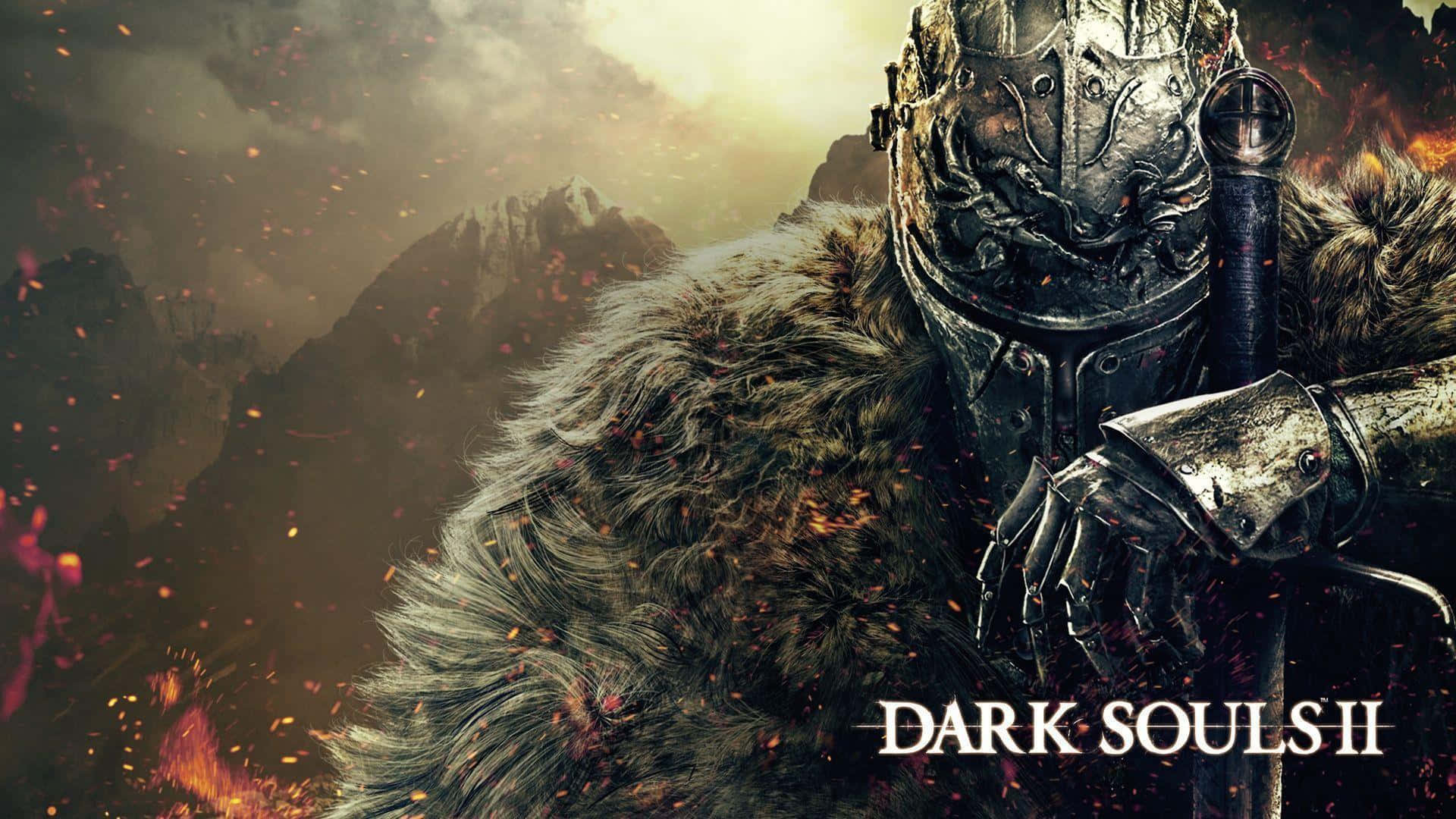 黑暗靈魂 桌布 壁紙 — 在《Dark Souls II》中，一名身穿華麗盔甲和毛皮斗篷的騎士，在熾熱的山脈背景下挑釁地站立。