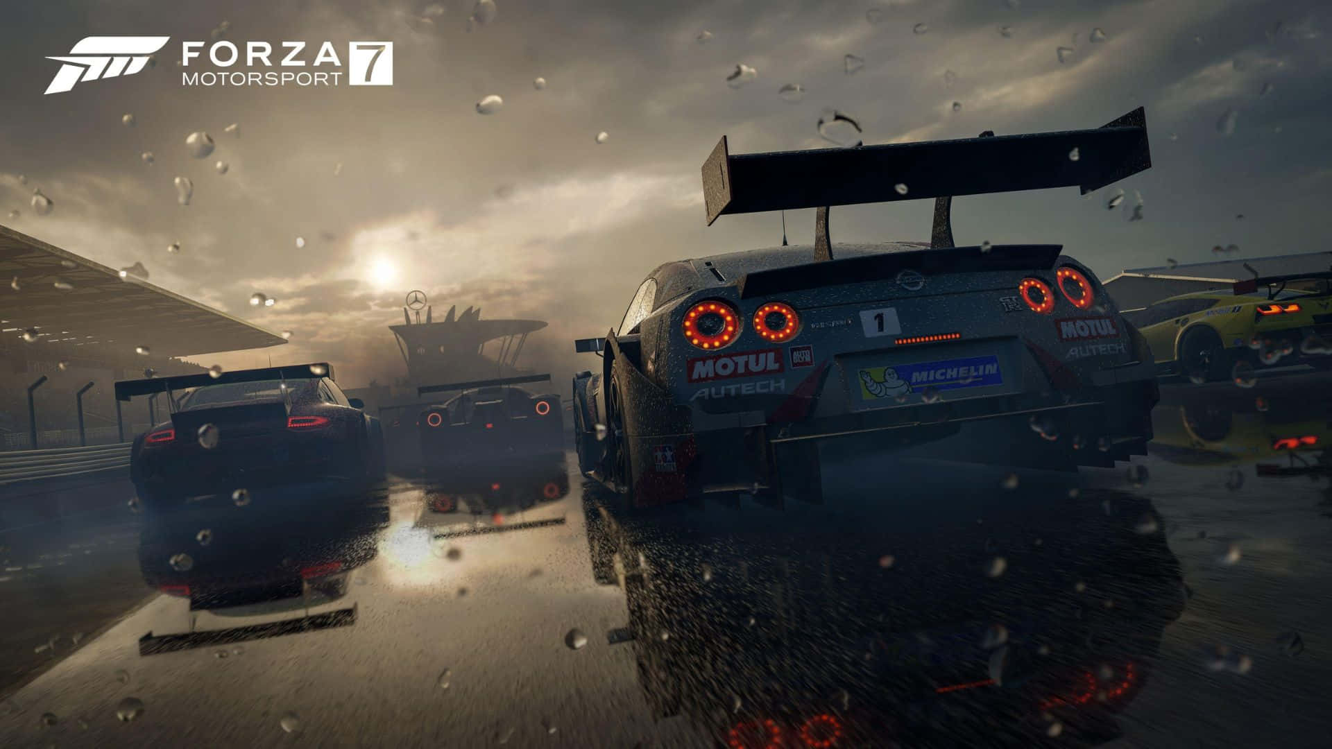 Droplets 桌布 壁紙 — 在《Forza Motorsport 7》中，被雨水浸濕的賽車帶著發光的紅色尾燈，在暴風雨的天空下於潮濕的賽道上飛馳。