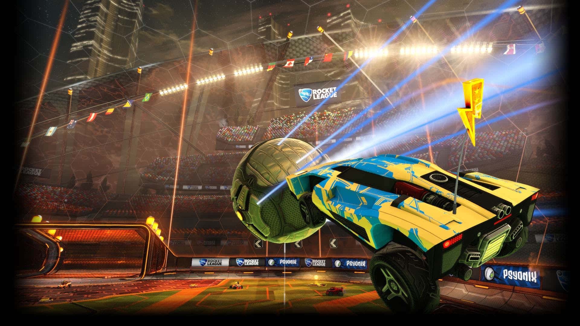 1080p Rocket League 桌布 壁紙 — 在《Rocket League》中，一架藍黃色火箭車在半空中與足球在體育館燈光下相撞。