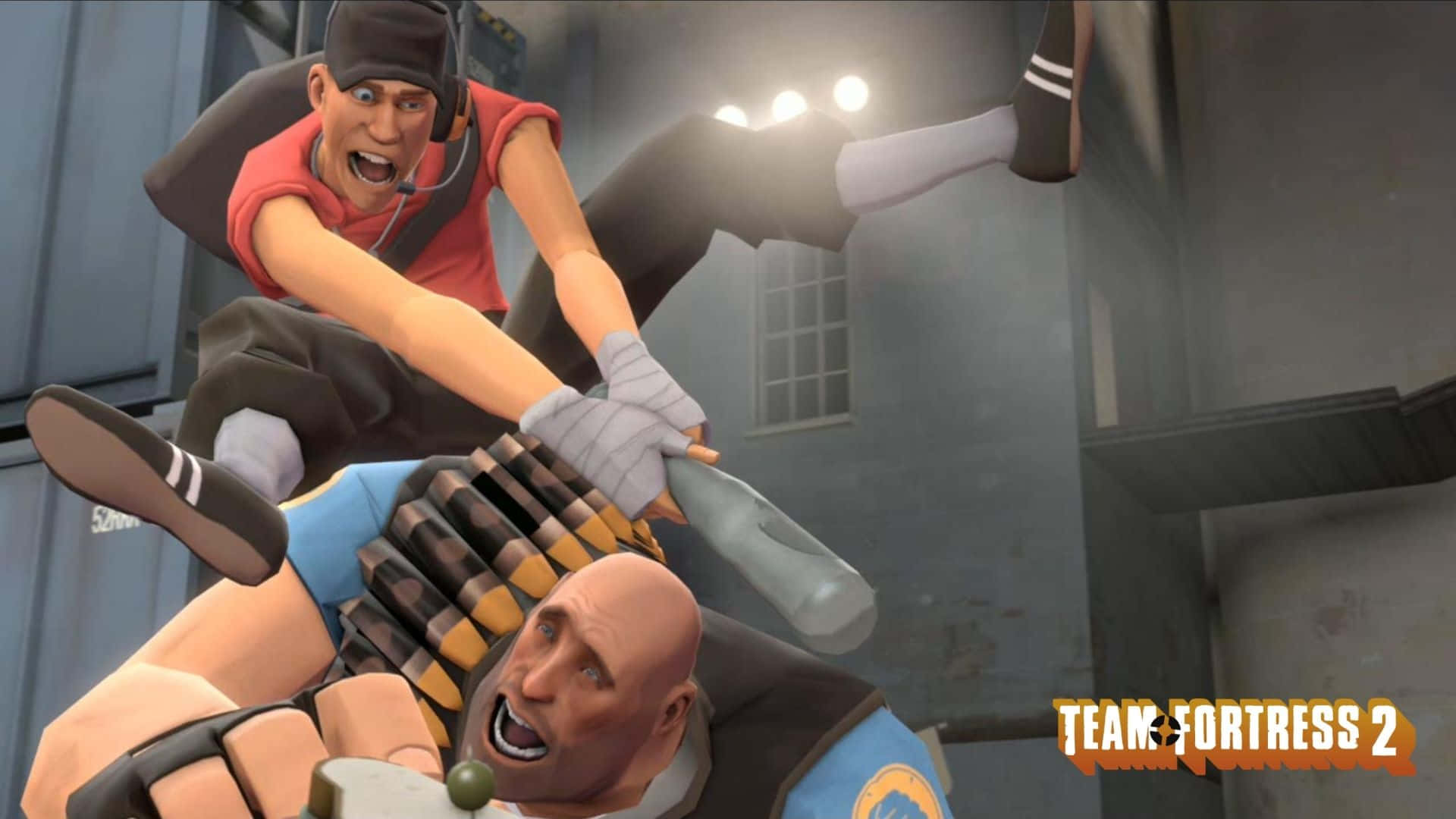 1920x1080 Tf2 桌布 壁紙 — 在 Team Fortress 2 的粗糙工業環境中，一個穿紅色襯衫的士兵跳上一個光頭的重型武器攜帶者。