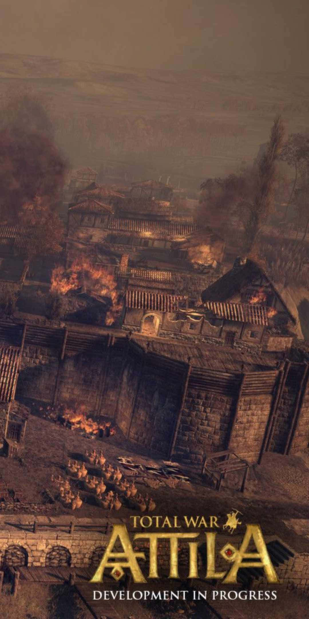 電玩遊戲 桌布 壁紙 — 在《Total War Attila》遊戲場景中，一個古老的村莊在朦朧的天空下燃燒，木結構建築物猛烈燃燒。