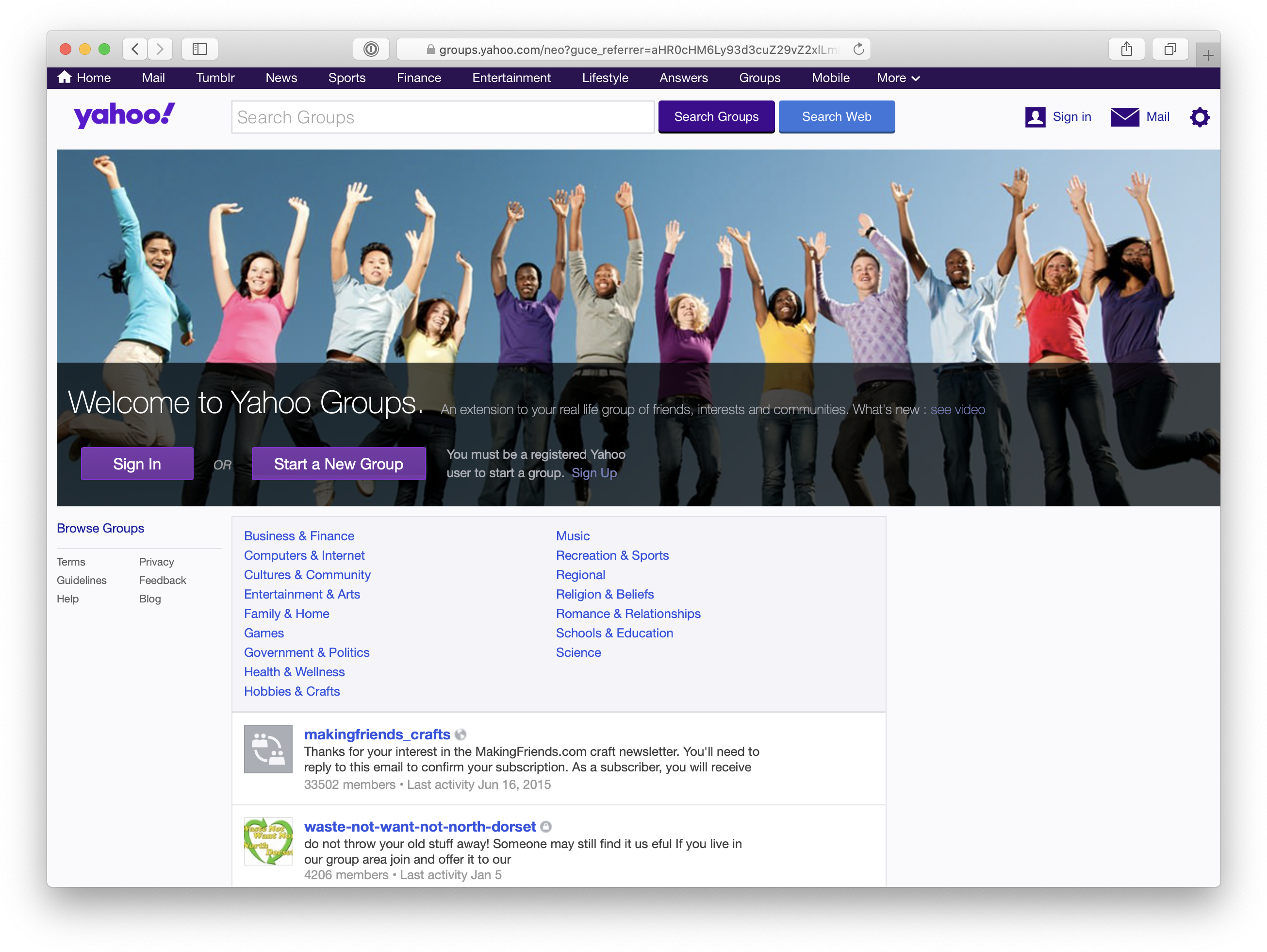 雅虎 桌布 壁紙 — 在 Yahoo Groups 網頁上，一群多元化的微笑人士對著晴朗的藍天高興地舉起雙臂。
