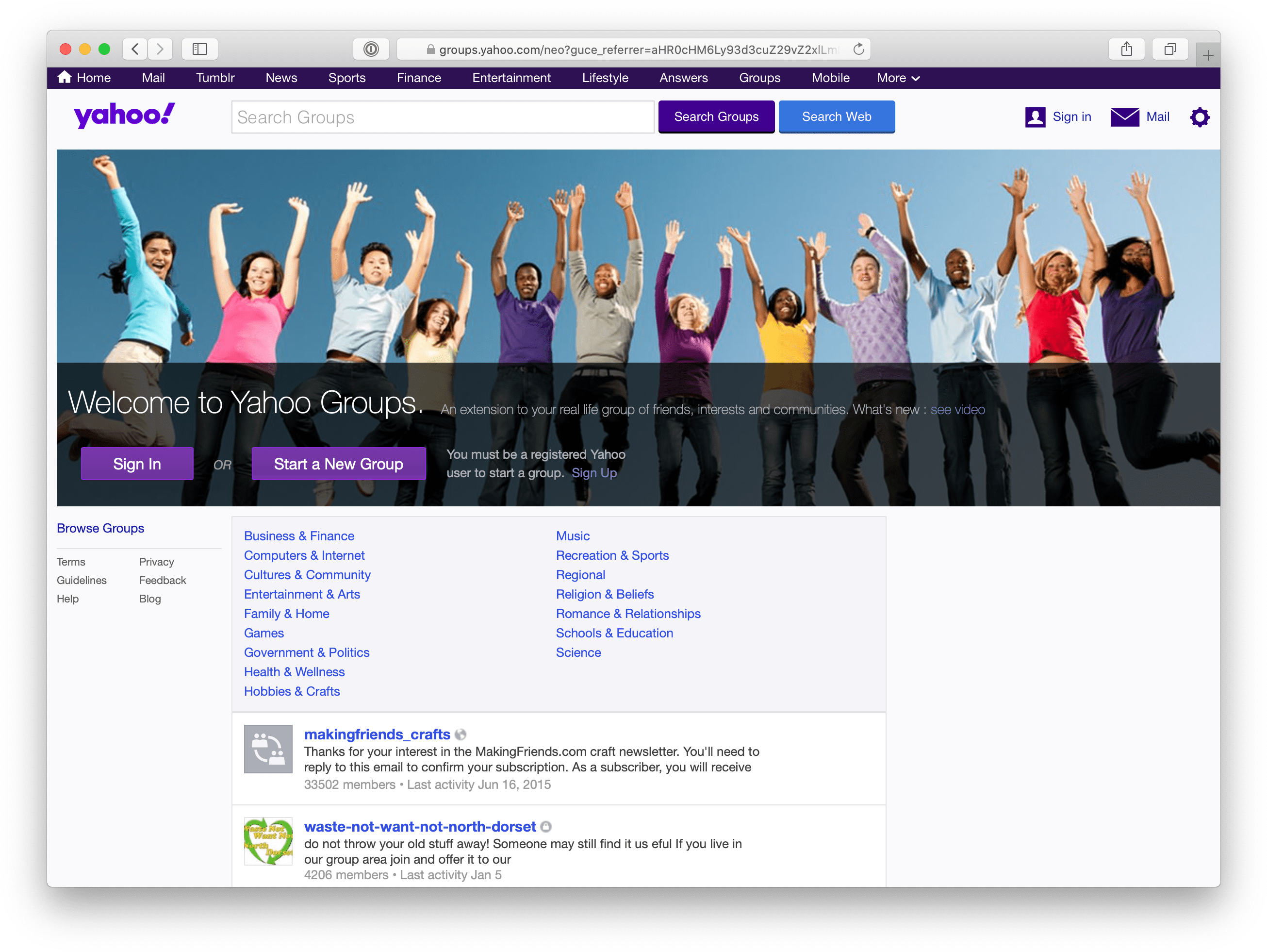 雅虎 桌布 壁紙 — 在 Yahoo Groups 首頁上，一群多元化的快樂人士舉起手臂，背景是清澈的藍天。