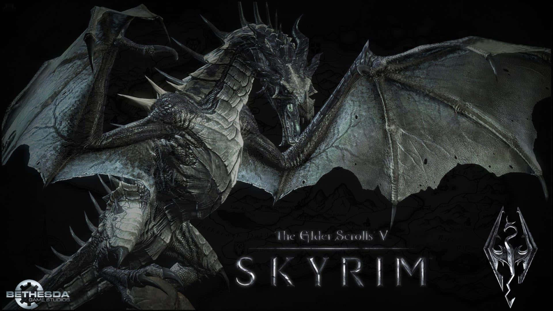The Elder Scrolls V Skyrim 桌布 壁紙 — 在《上古卷軸V：無界天際》中，一隻帶有尖刺翅膀和鱗片的灰色巨龍在黑暗的山脈背景下若隱若現。