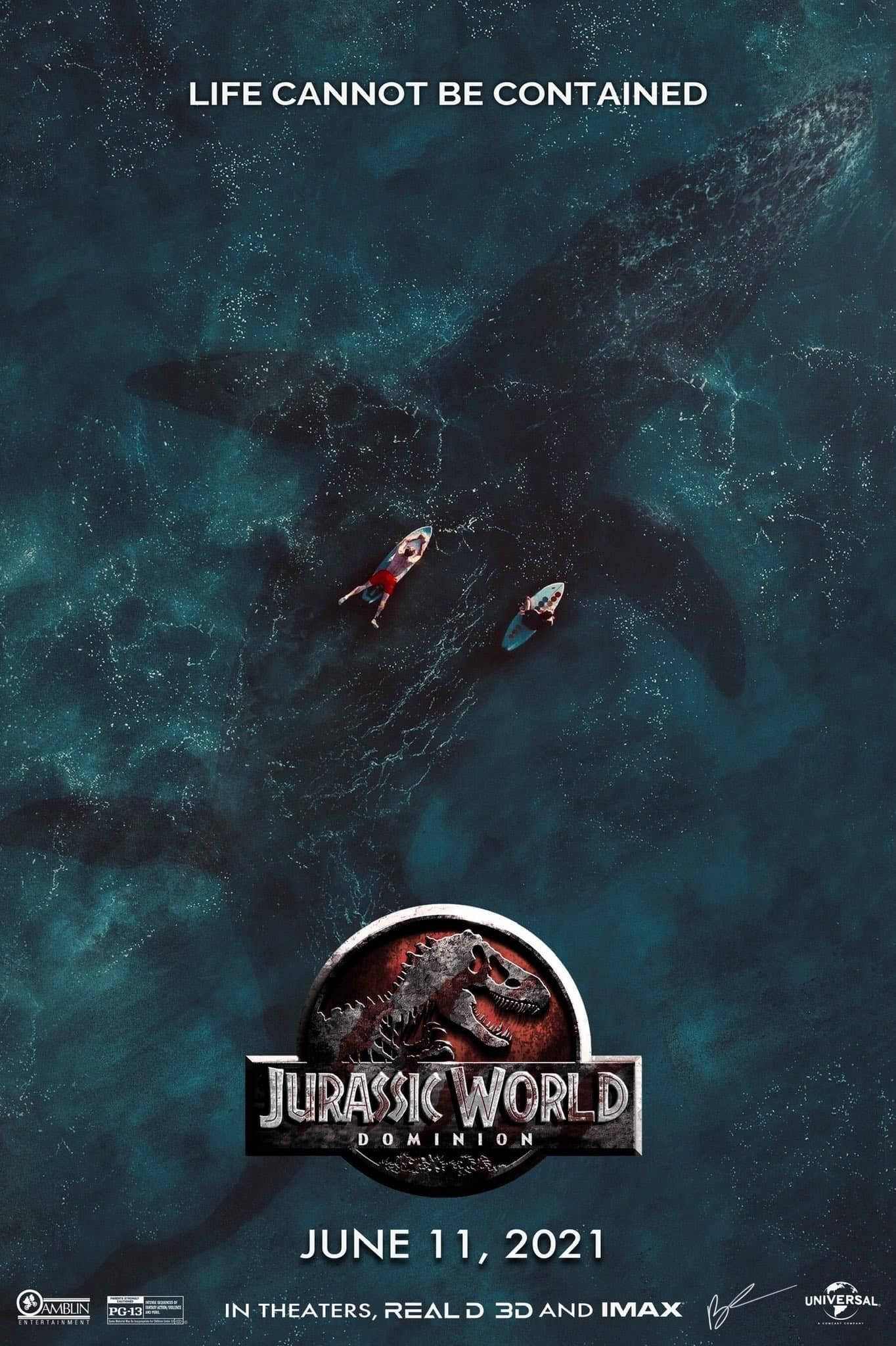 World 桌布 壁紙 — 在《侏羅紀世界》電影海報中，兩個衝浪者在洶湧的藍綠色水上划槳板，一個巨大的陰影籠罩在他們頭頂。