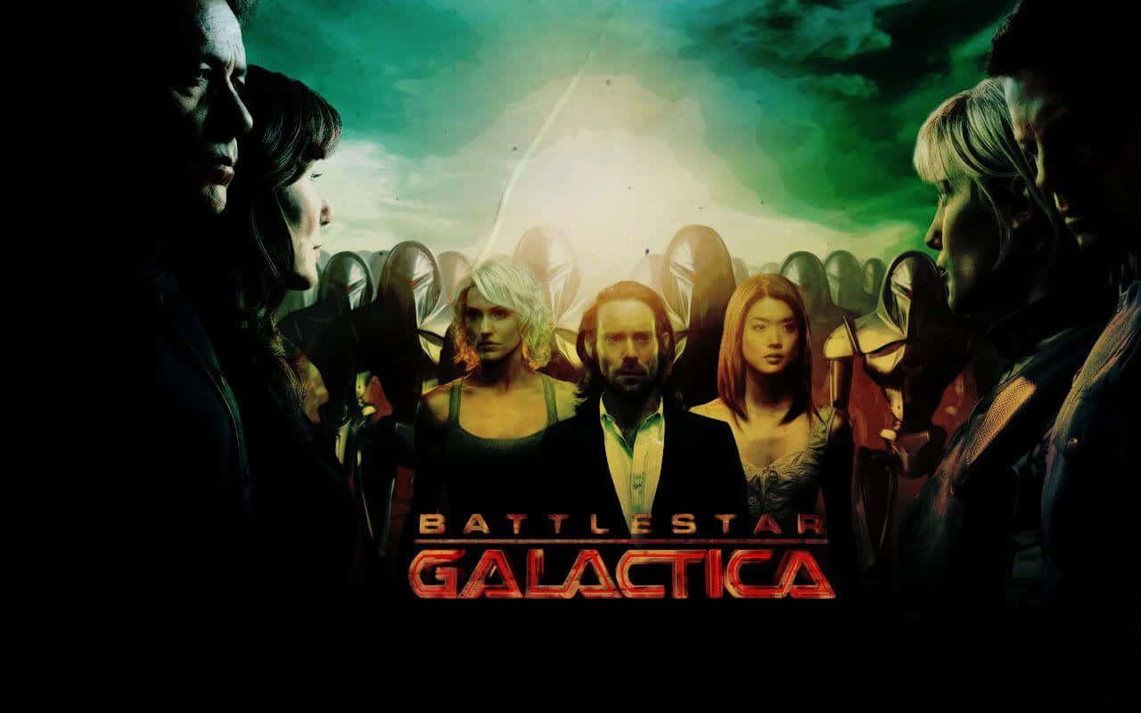 poster 桌布 壁紙 — 在《星際大爭霸》中，戲劇性的科幻角色在發光的綠色天空下與戴面具的對手對峙。