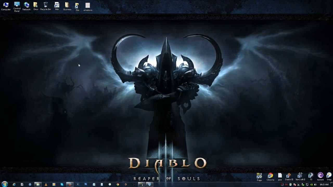 Diablo 3 桌布 壁紙 — 在《暗黑破壞神：奪魂之鐮》中，一個身穿黑暗盔甲、擁有發光角和劍的惡魔在暴風雨背景下威風凜凜地站立。