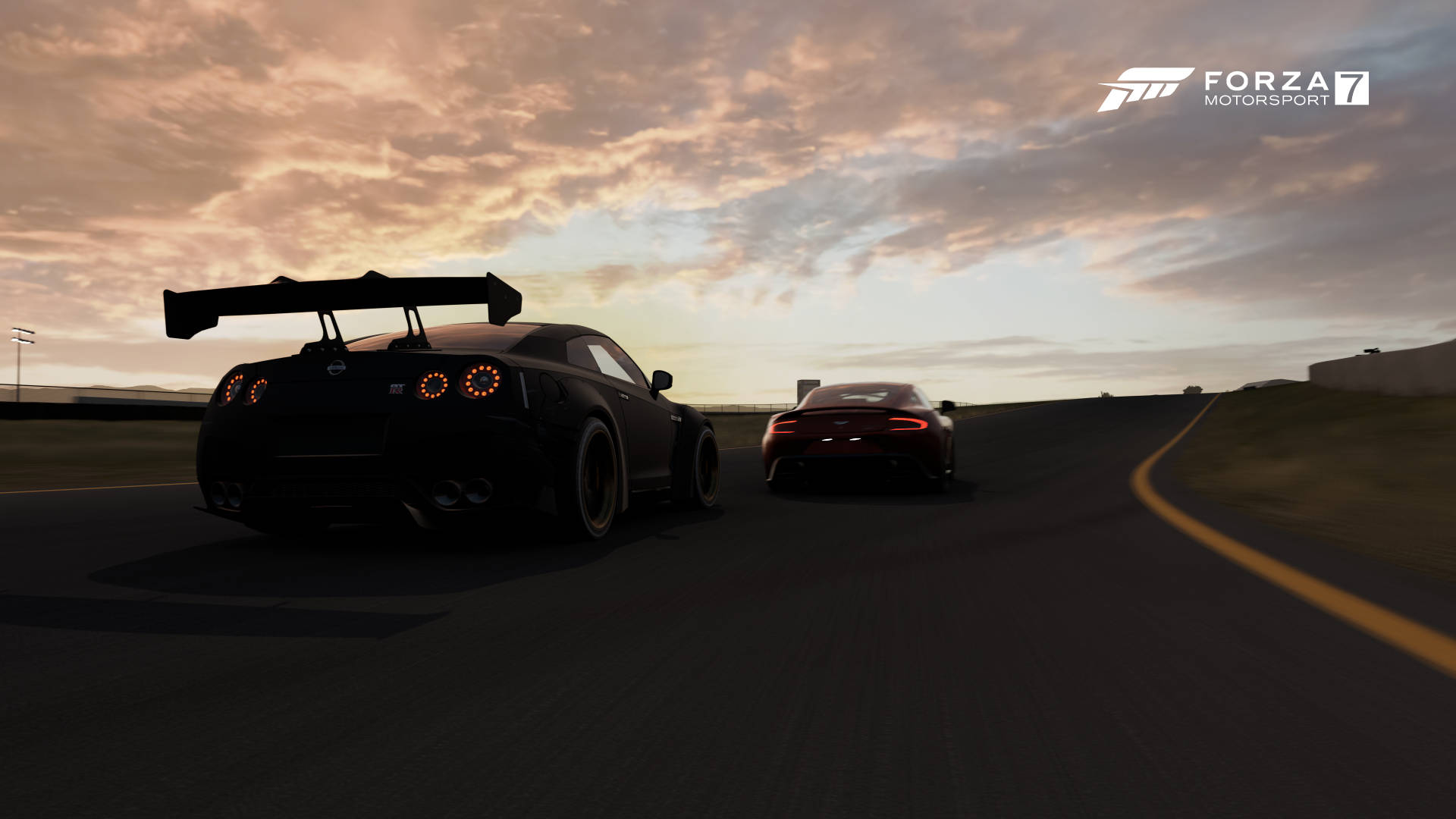 Motorsport 桌布 壁紙 — 在《極限競速7》中，兩輛賽車在戲劇性的日落天空下沿著蜿蜒的賽道飛馳。