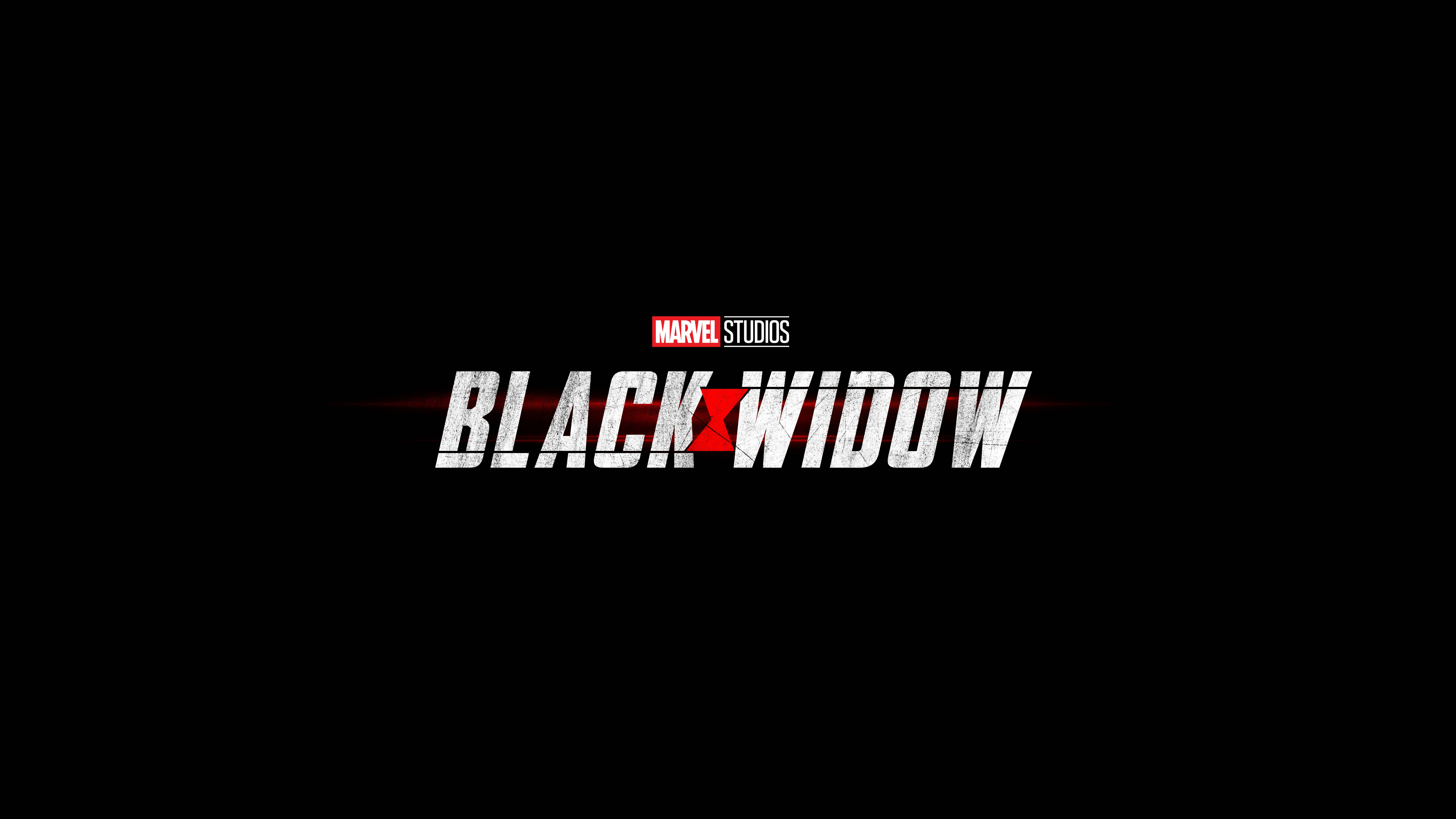 黑寡婦 桌布 壁紙 — 在Marvel Studios標誌下，黑色背景上帶有紅色強調斜線的粗體白色「BLACK WIDOW」文字。
