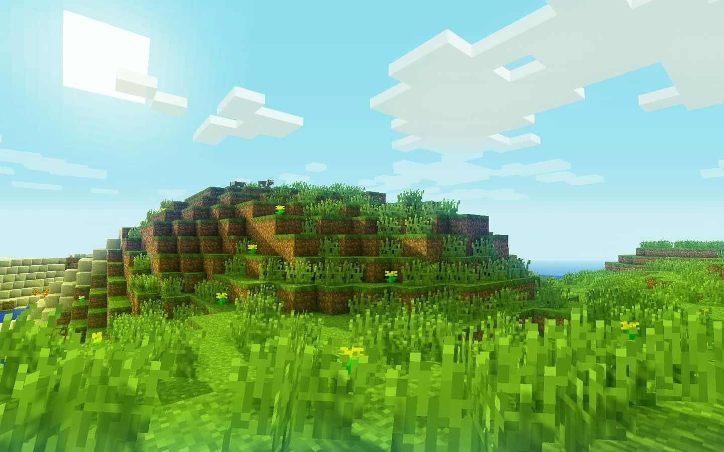 Minecraft Map 桌布 壁紙 — 在Minecraft風景中，一個充滿活力的像素化草地山丘，在明亮藍天下有方塊雲。
