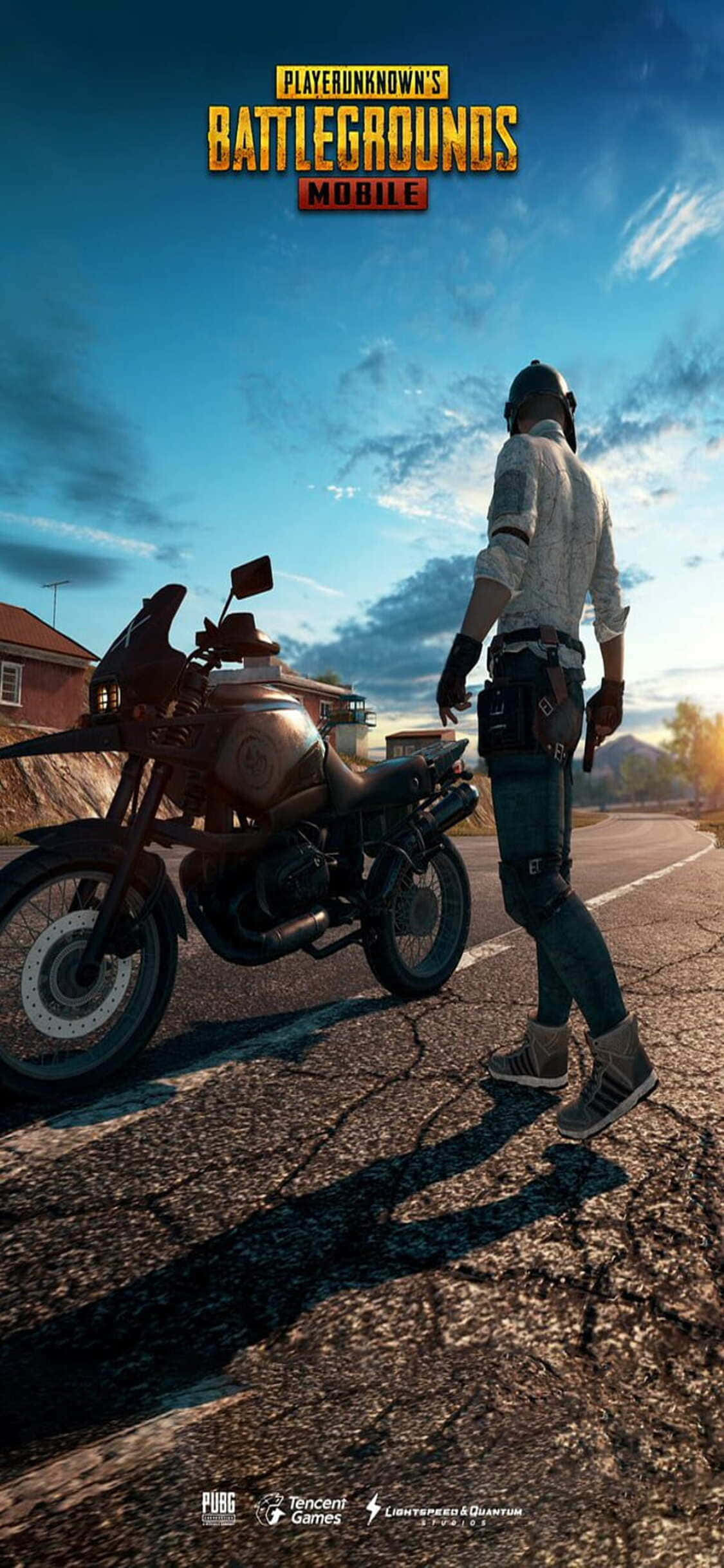 電玩遊戲 桌布 壁紙 — 在PUBG Mobile中，一個玩家在裂開的道路上行走在一輛堅固的摩托車旁邊，背景是充滿活力的日落天空。