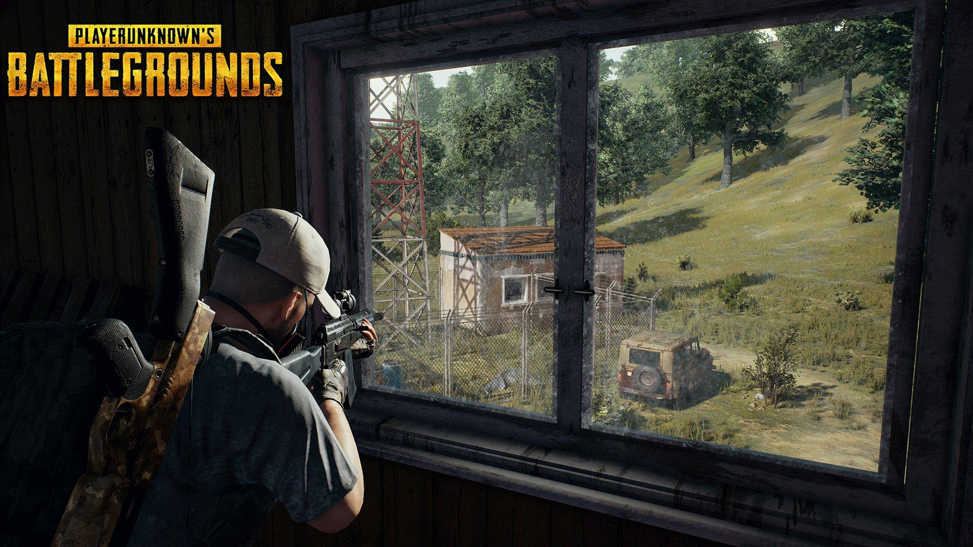 Playerunknown's Battlegrounds 桌布 壁紙 — 在PUBG中，一個玩家在窗邊蹲低，用步槍瞄準一個遠處的鄉村前哨站，有一輛生鏽的Jeep和一個塔。