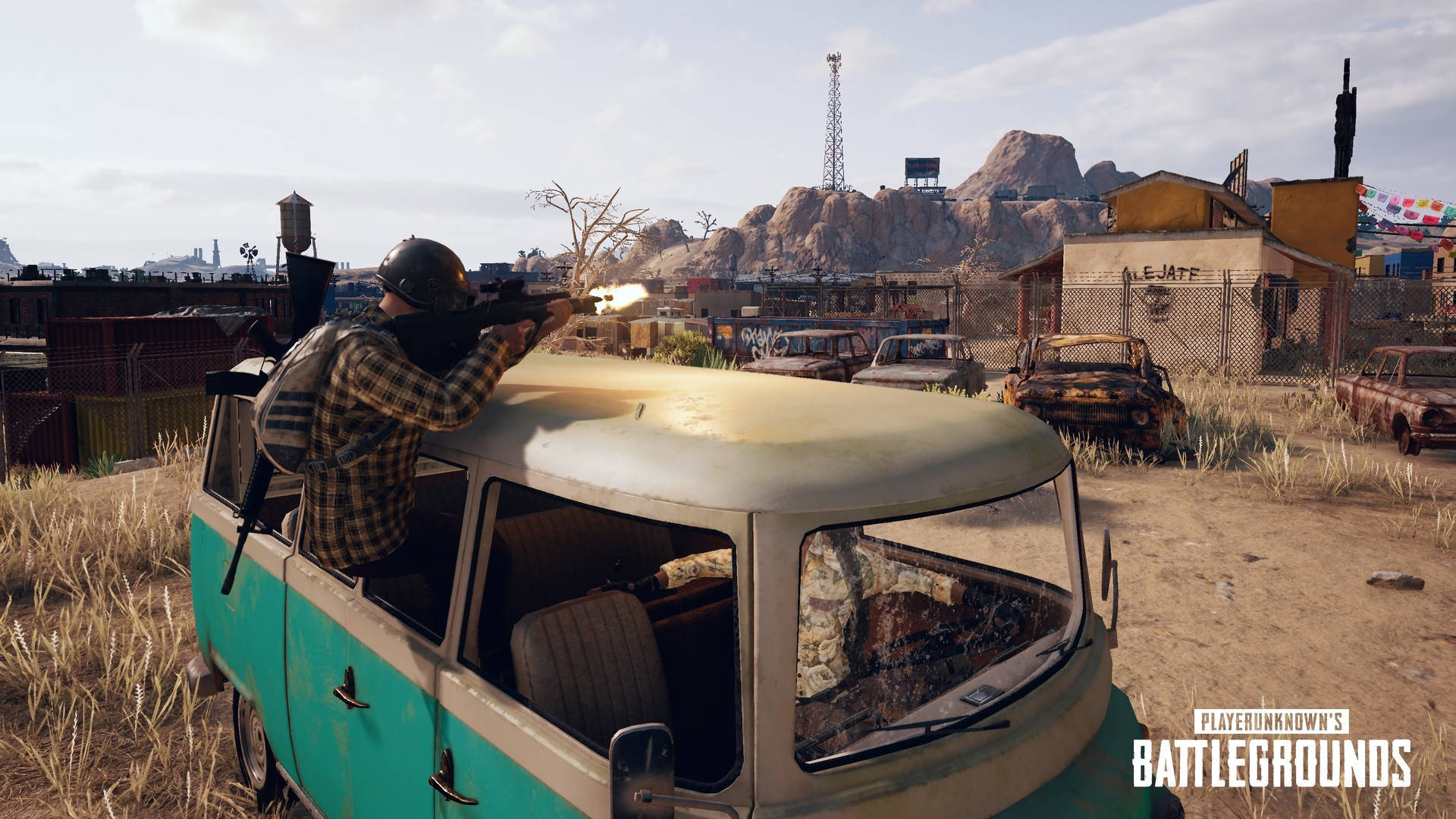 玩家在沙漠小鎮從青綠色貨車射擊步槍（日落時分） — PUBG 4K 壁紙 壁紙