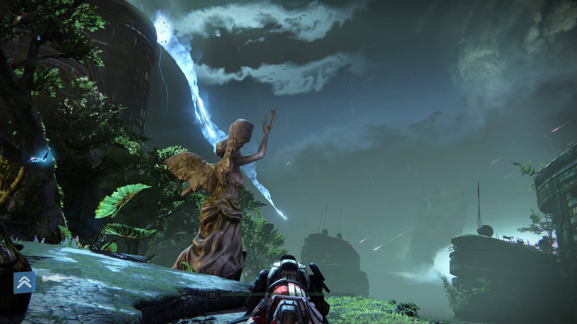 destiny 4K 桌布 壁紙 — 在一個下雨的外星叢林中，帶有未來主義遺跡，一座石天使雕像噴射出發光的藍色能量光束。