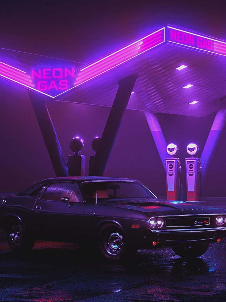 Aesthetic Car 桌布 壁紙 — 在一個雨夜，一輛經典肌肉車在復古加油站鮮豔的紫色霓虹燈下閃閃發光。