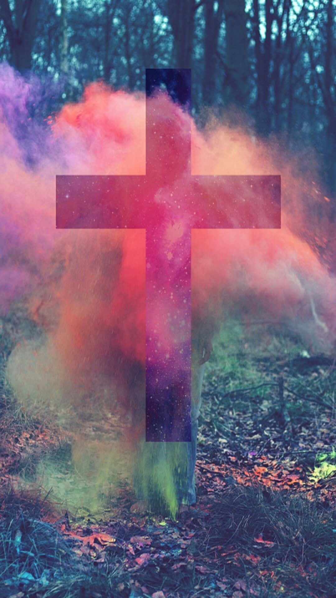 Cute Cross 桌布 壁紙 — 在一個黑暗的森林中，發光的十字架從色彩繽紛的煙霧中浮現，周圍是光禿的樹木和落葉。