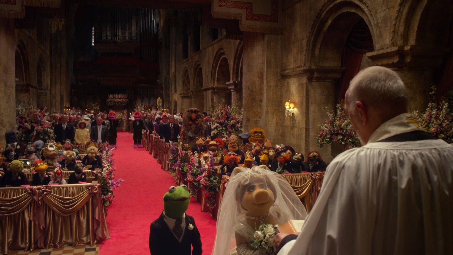 muppets 桌布 壁紙 — 在一座宏偉的大教堂舉行的婚禮，青蛙柯密特和豬小姐作為新娘和新郎，周圍是布偶嘉賓。