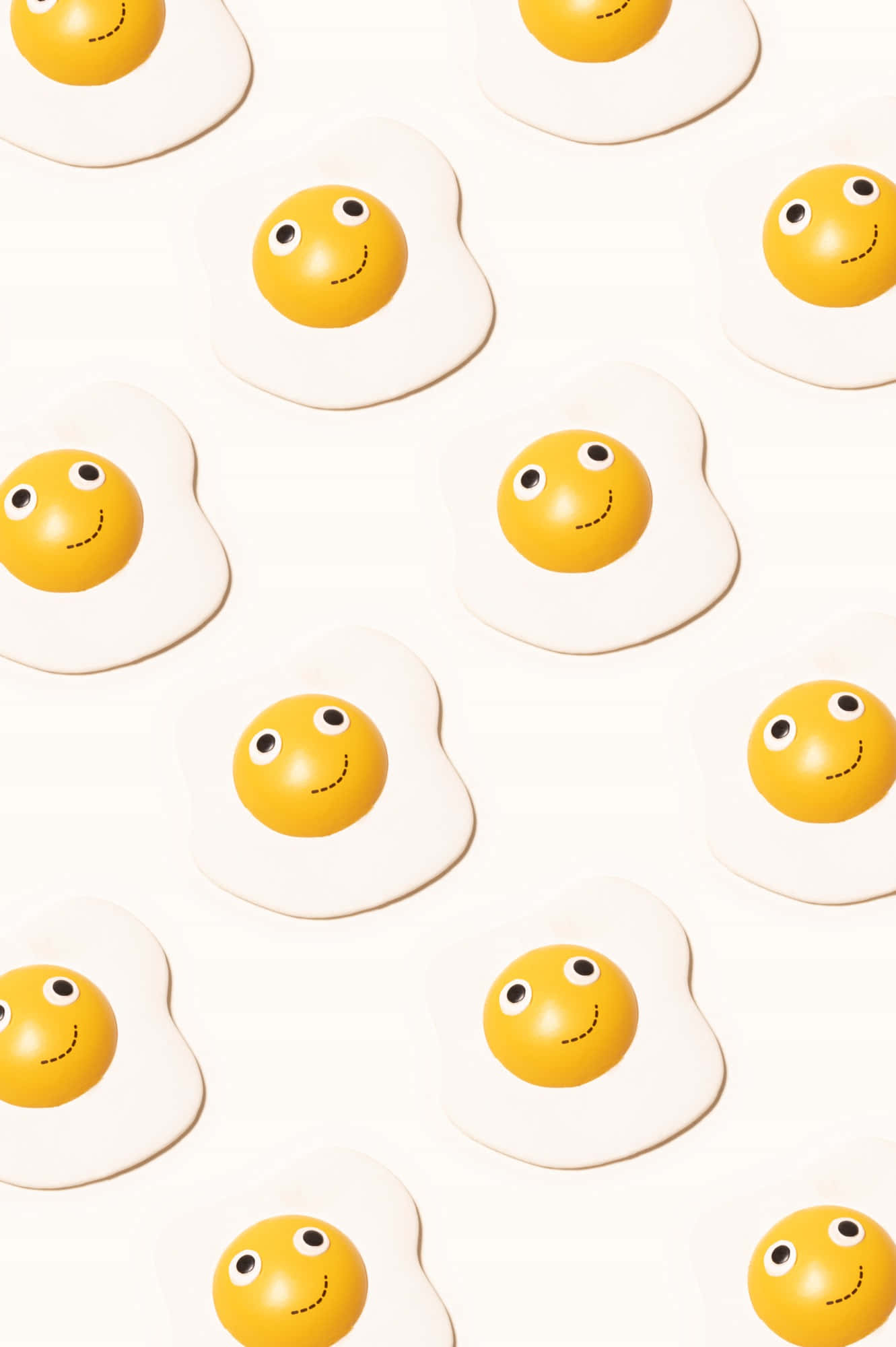 Smile Emoji 桌布 壁紙 — 在乾淨的白色背景上，帶有卡通眼睛和縫合微笑的笑臉煎蛋臉的重複圖案。