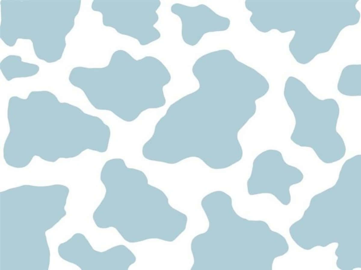 Blue Cow Print 桌布 壁紙 — 在乾淨的白色背景上重複的柔和藍色乳牛印花形狀圖案。