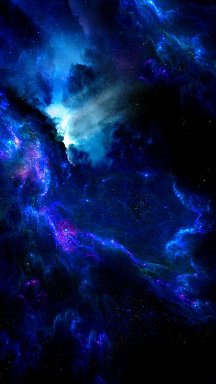 直式 桌布 壁紙 — 在令人嘆為觀止的太空景觀中，宇宙星雲以電光藍和紫色在佈滿星星的虛空中旋轉。