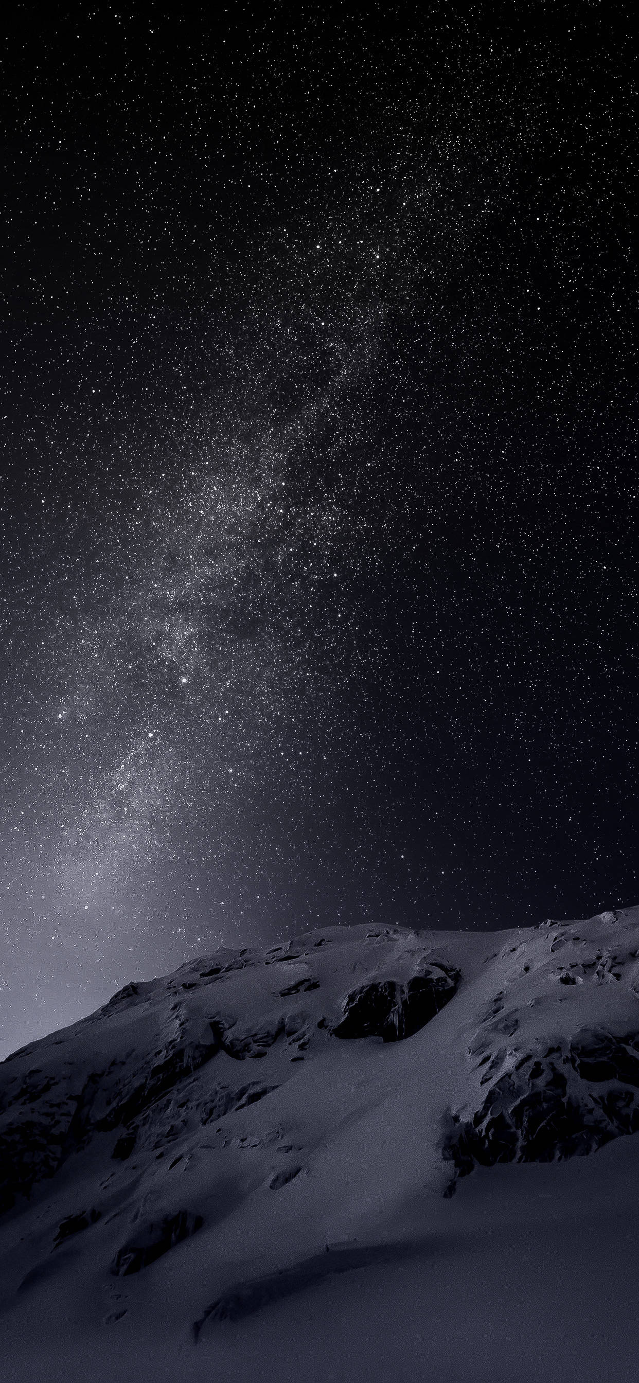 夜空 桌布 壁紙 — 在令人嘆為觀止的星空下，一條被雪覆蓋的山脊，銀河在上空彎曲。