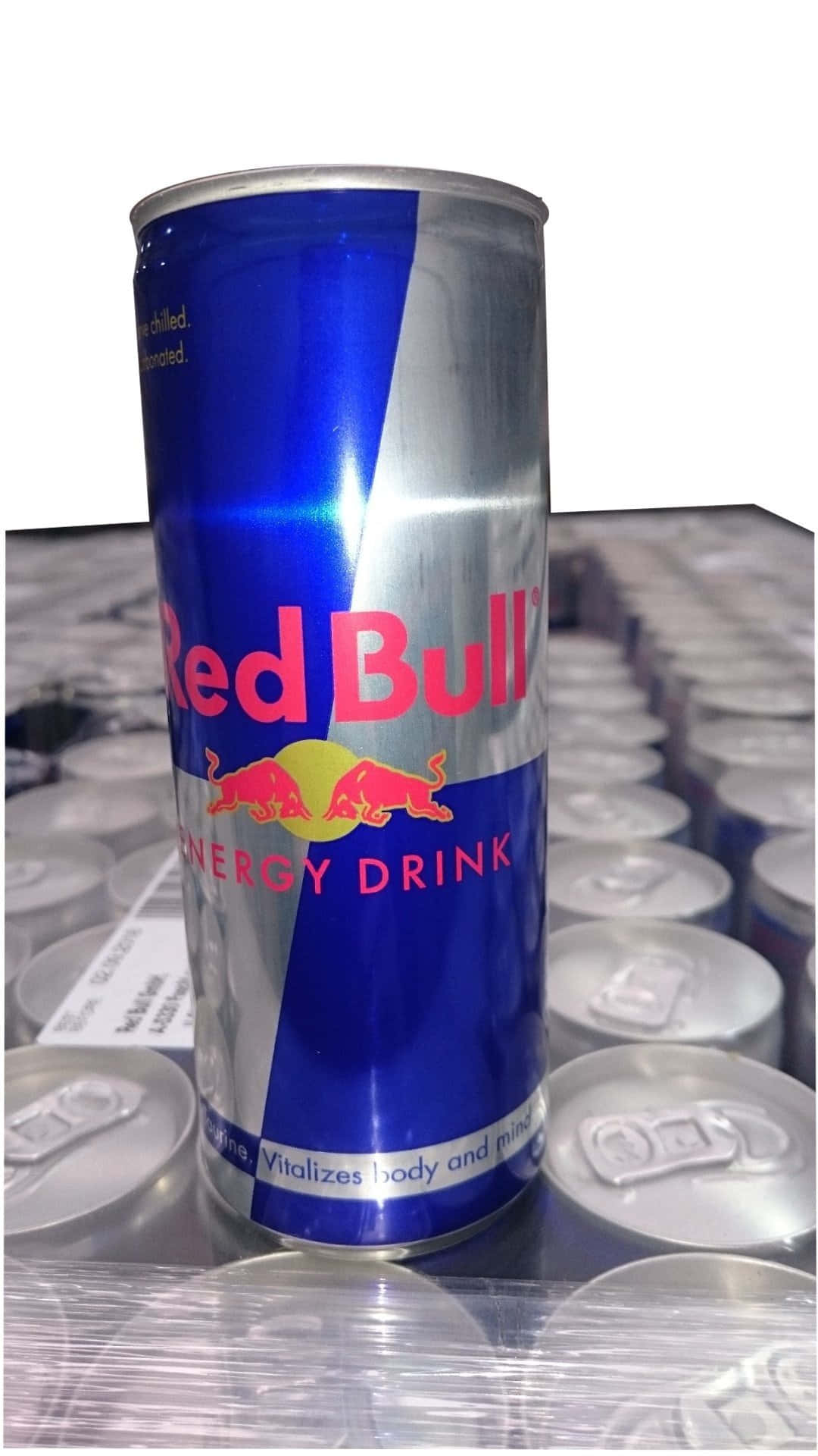紅牛 桌布 壁紙 — 在倉庫中，一罐紅牛能量飲料罐在成排相同的罐子中顯得格外突出。