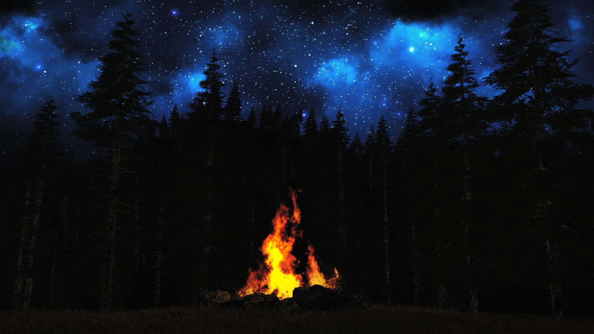 Campfire 桌布 壁紙 — 在充滿宇宙雲層的星空藍色夜空下，黑暗森林中一個充滿活力的營火正明亮地燃燒。