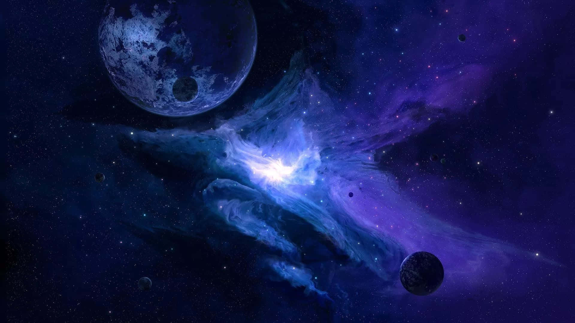 藍色銀河 桌布 壁紙 — 在充滿恆星的虛空中，一團宇宙星雲在黑暗行星之間發出電光藍和紫色的光芒。