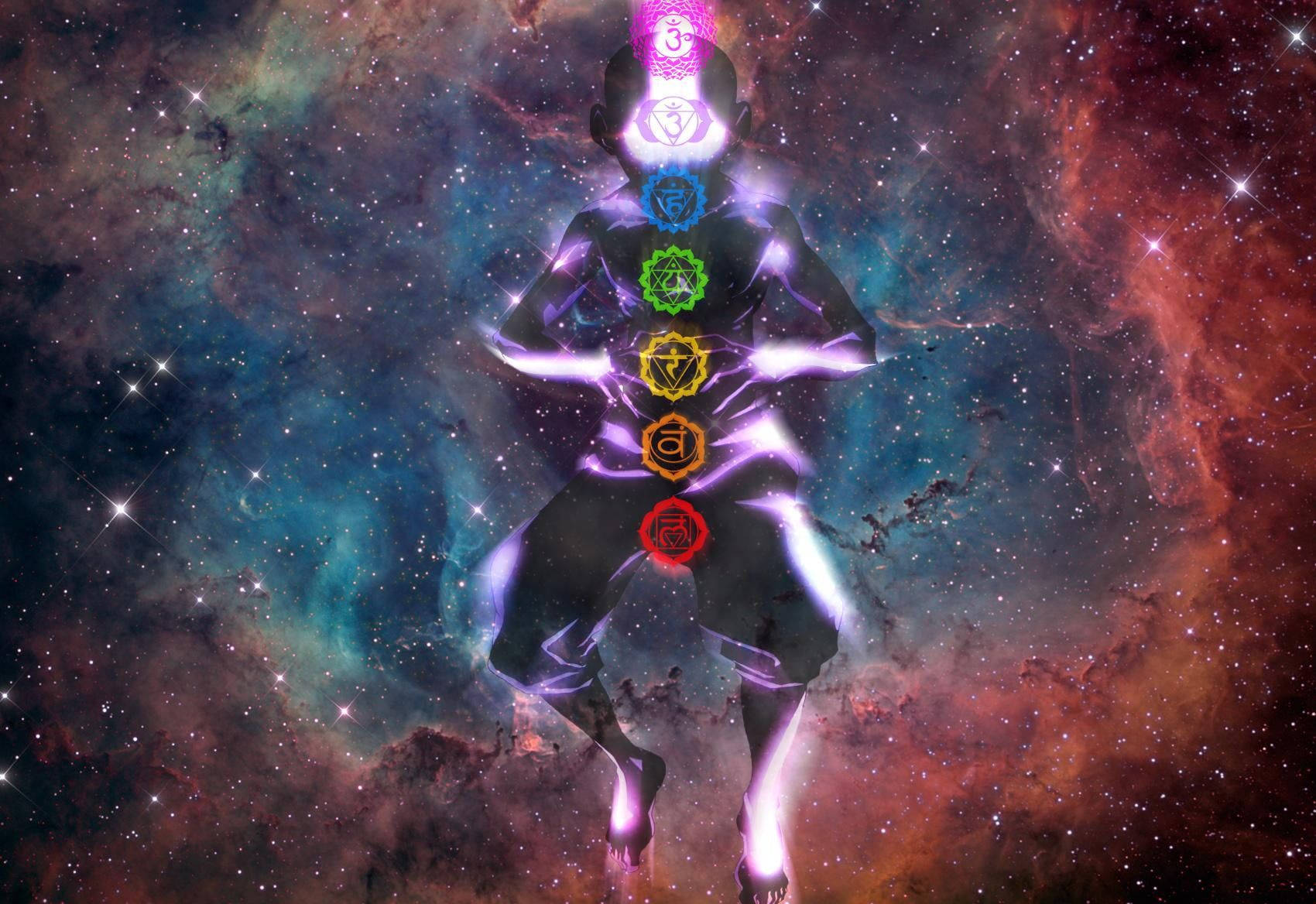 Airbender 桌布 壁紙 — 在充滿活力的宇宙星雲背景下，一個發光的人形剪影，七個彩色脈輪垂直排列。