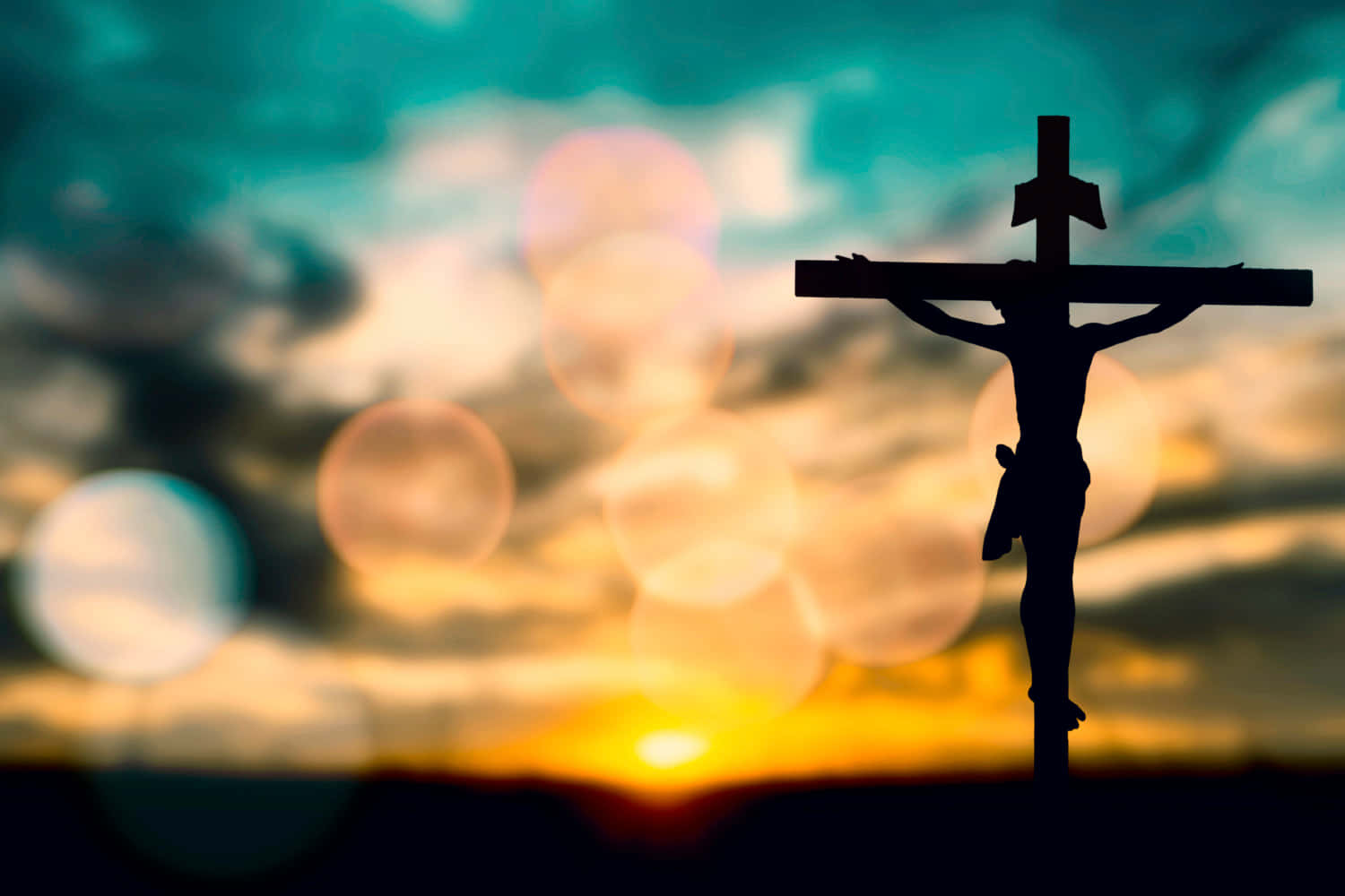 Holy Week 桌布 壁紙 — 在充滿活力的日落天空和發光的散景燈光下的十字架剪影。