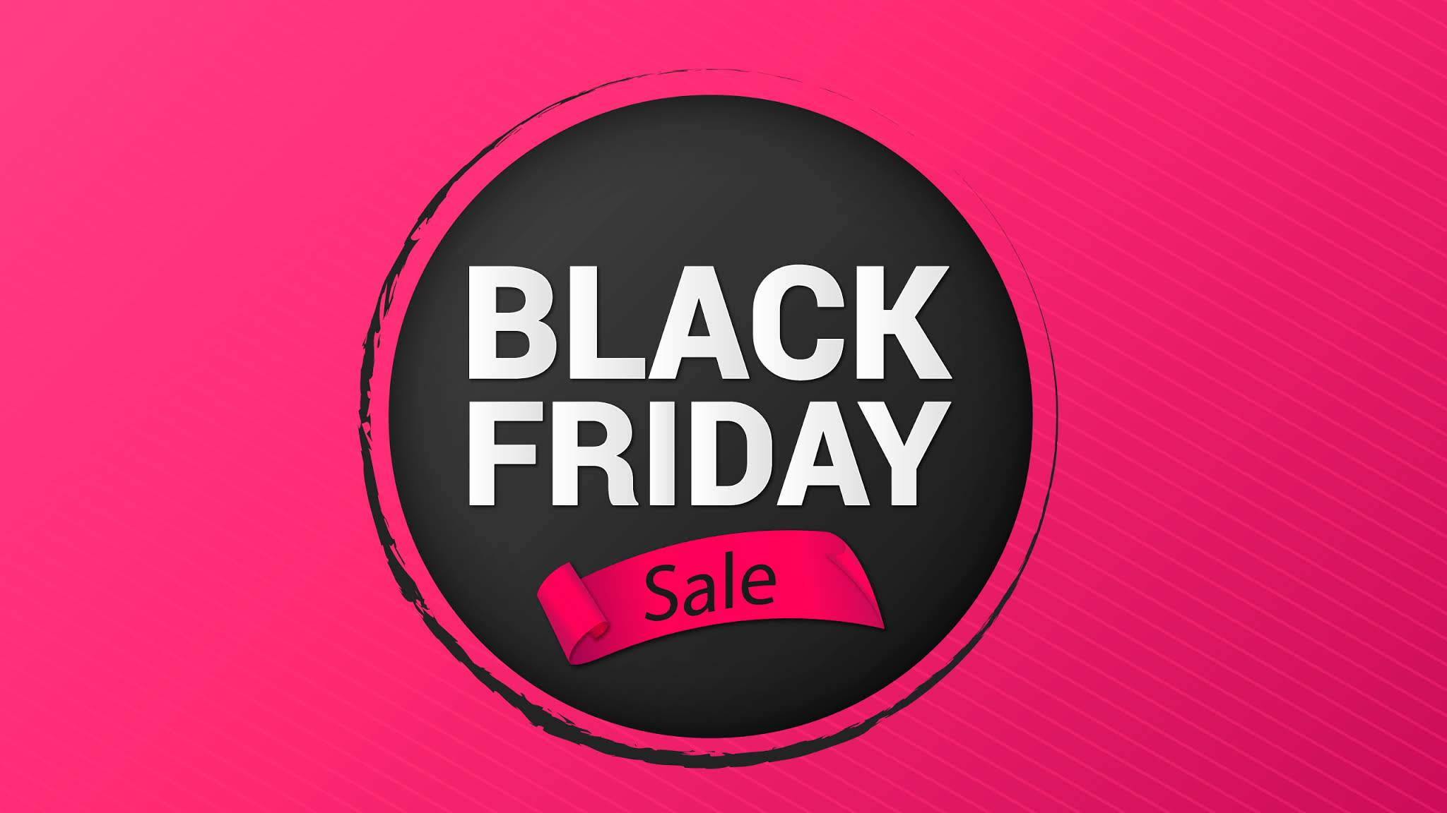 Friday 桌布 壁紙 — 在充滿活力的粉紅色對角條紋背景上，帶有白色「BLACK FRIDAY」文字的粗體黑色圓圈和粉紅色絲帶銷售標籤。