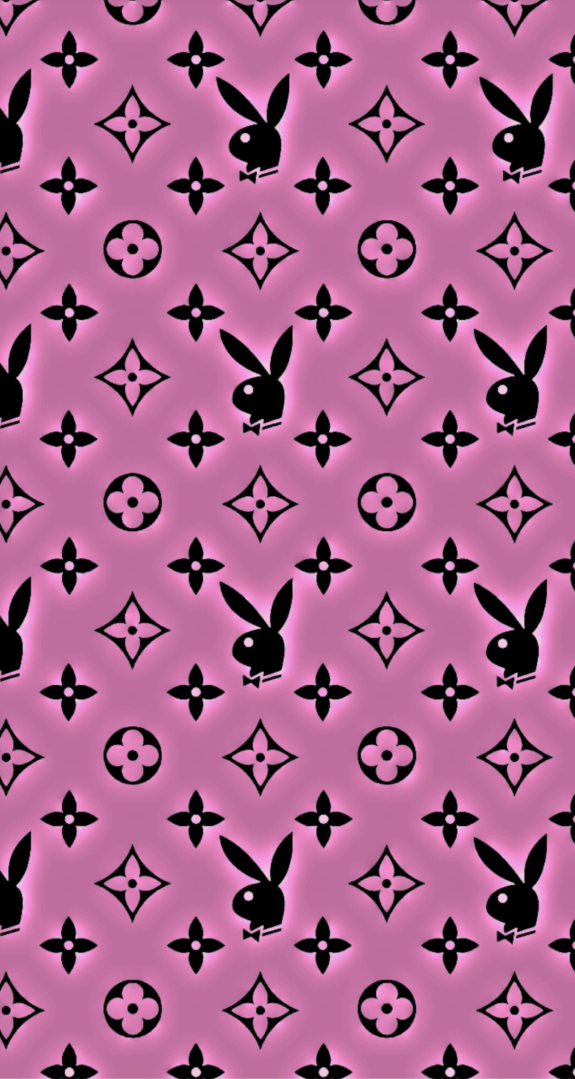Louis Vuitton iPhone 桌布 壁紙 — 在充滿活力的粉紅色背景上，重複排列的黑色Playboy兔頭和Louis Vuitton字母組合圖案。