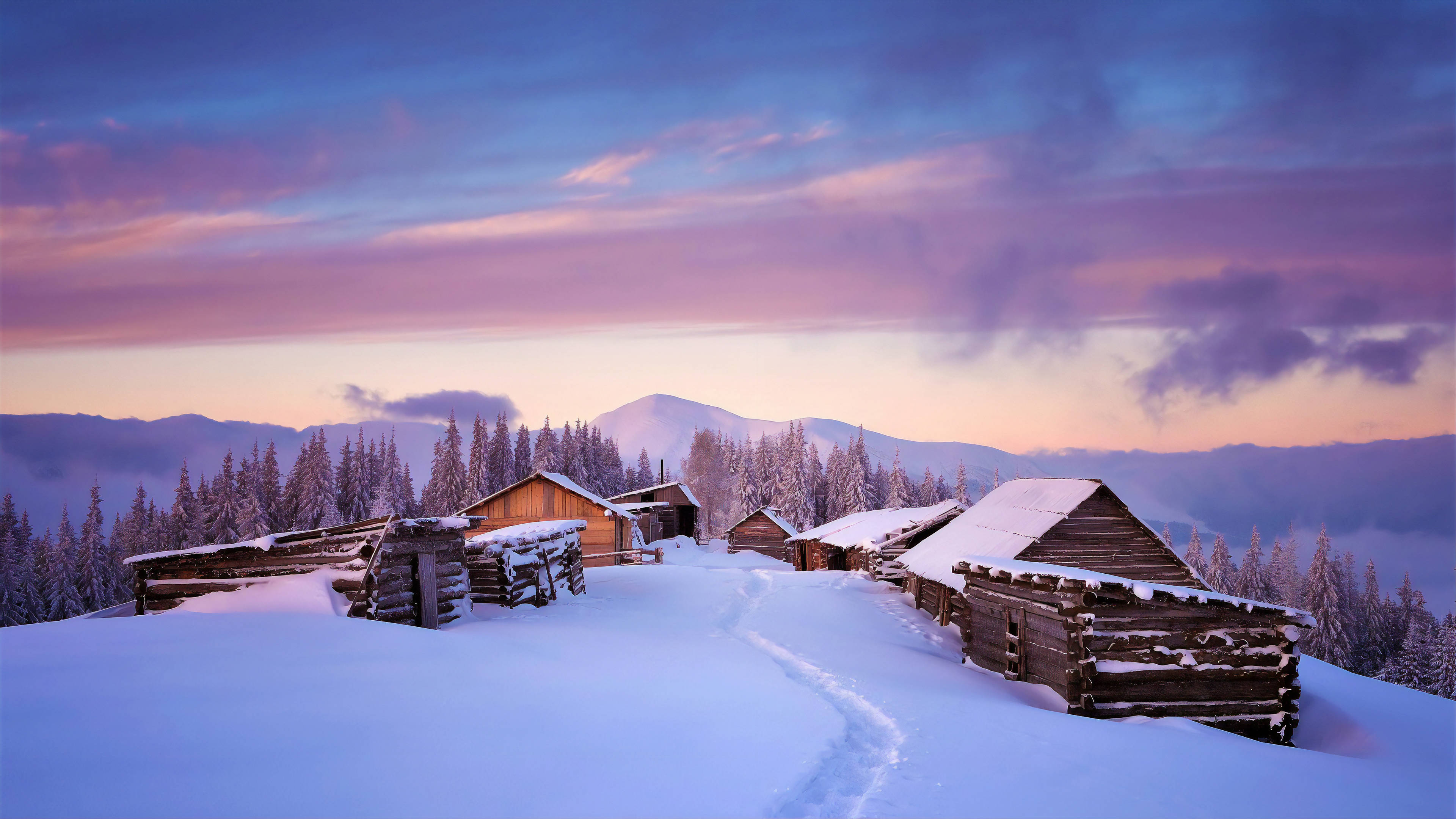 Winter House 桌布 壁紙 — 在充滿活力的紫色和粉紅色暮色天空下，白雪覆蓋了山林中的質樸木屋。