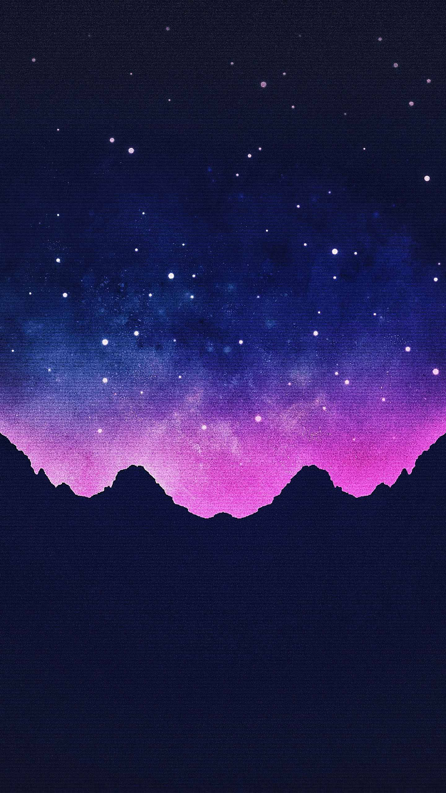 Retro Space 桌布 壁紙 — 在充滿活力的紫色和藍色星空下，帶有發光宇宙塵埃的山脈剪影。