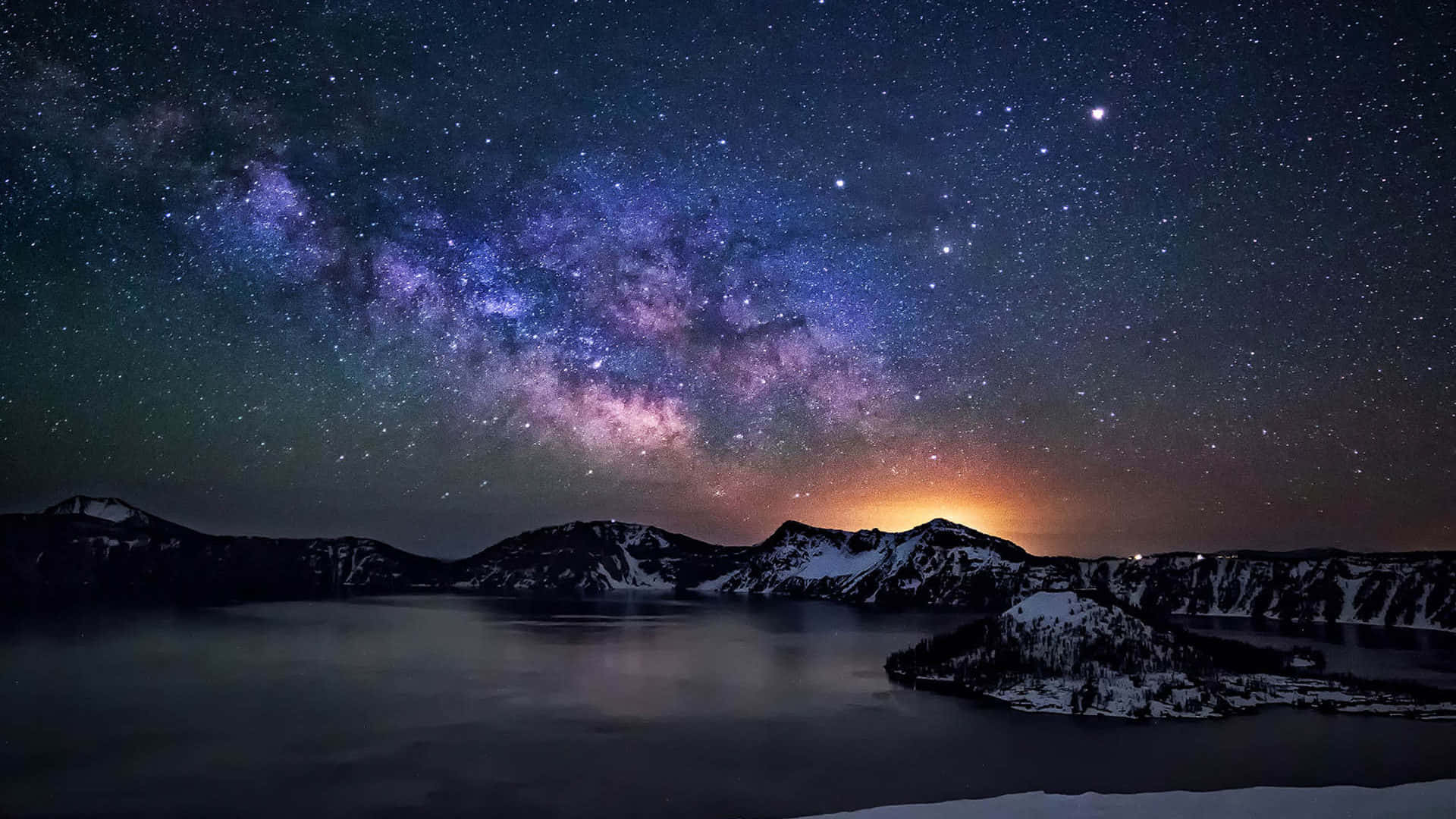 夜空 桌布 壁紙 — 在充滿活力的紫色和藍色銀河系下，白雪覆蓋的山湖的壯麗冬夜景觀。