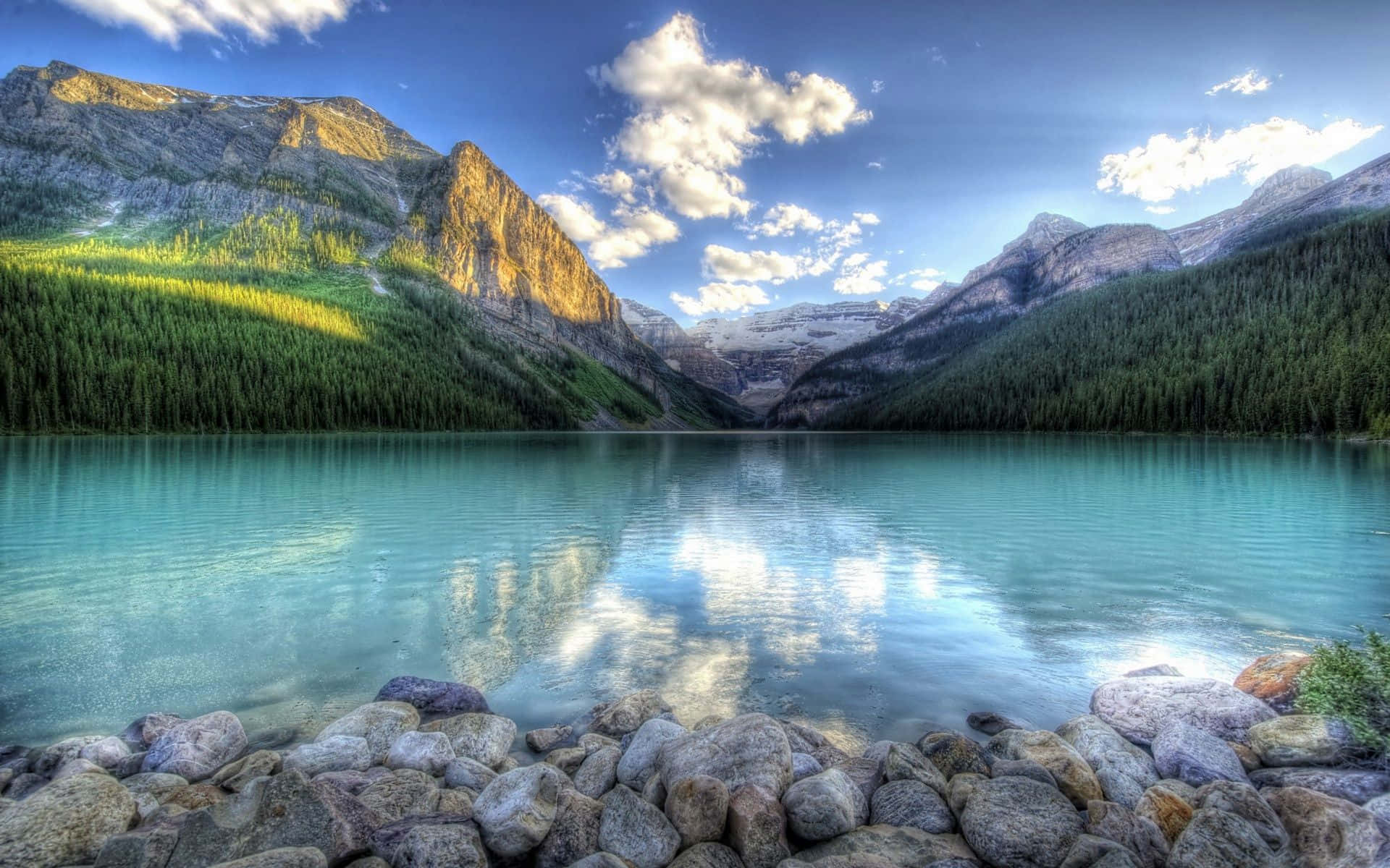 Beautiful Lake 桌布 壁紙 — 在充滿活力的藍天下，寧靜的綠松石湖面倒映著積雪覆蓋的山脈和蓬鬆的雲朵。