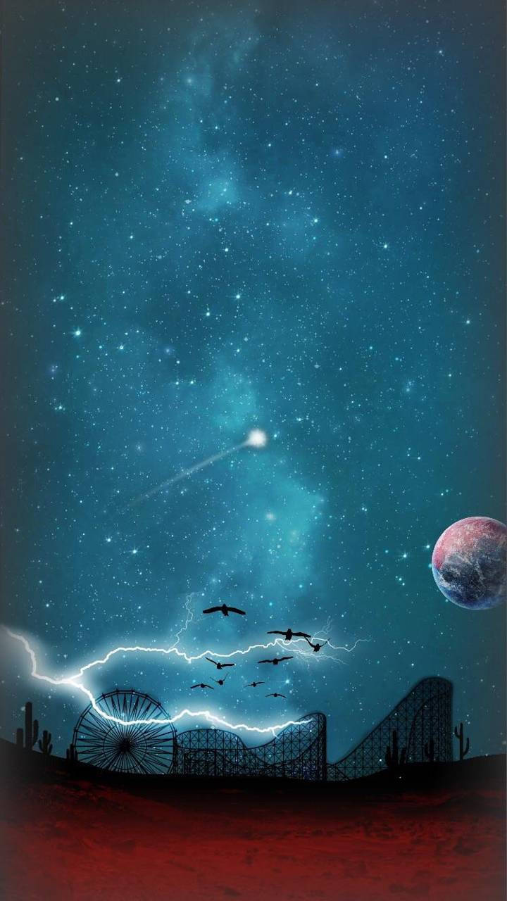 Astroworld 桌布 壁紙 — 在充滿活力的藍綠色星空、閃電鳥和遙遠行星下的沙漠遊樂園超現實剪影。