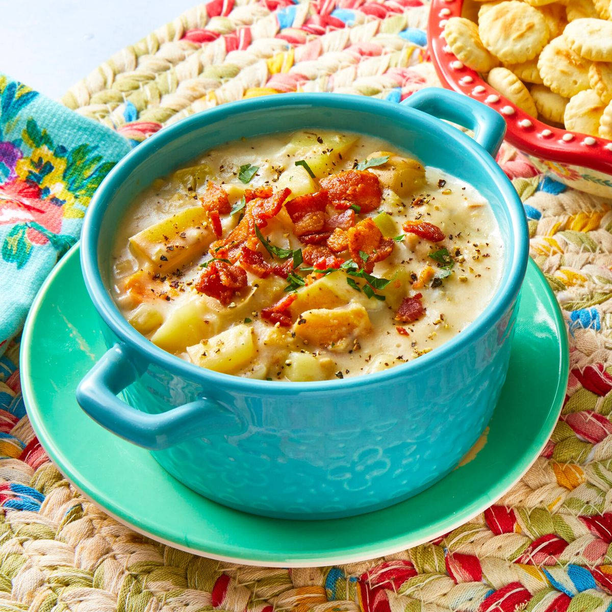 Soup 桌布 壁紙 — 在充滿活力的藍綠色碗中，奶油馬鈴薯湯配上脆培根和新鮮香草。