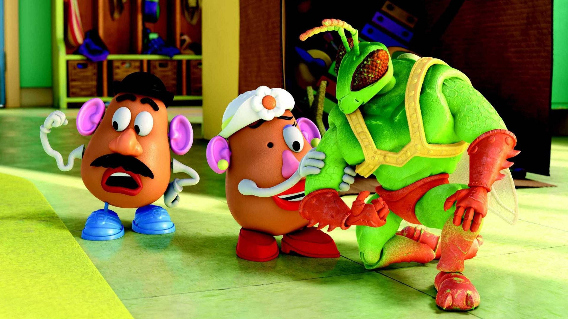 Toy Story 3 桌布 壁紙 — 在光線明亮的房間裡，兩個馬鈴薯角色震驚地反應，因為一個綠色昆蟲狀反派抓住其中一個的腰部。