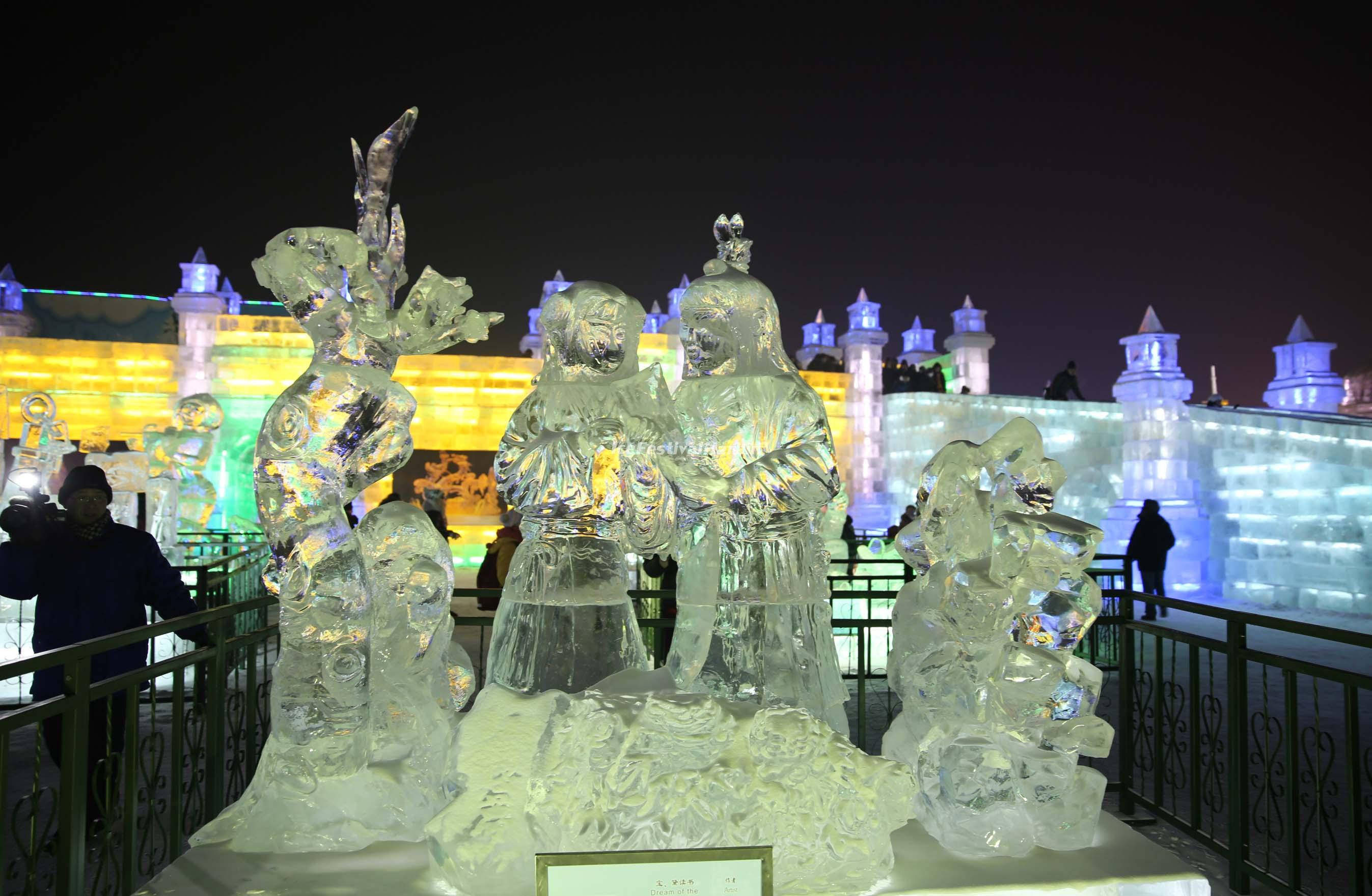Harbin 桌布 壁紙 — 在冬季節日中，神話生物和人物的冰雕在夜燈下閃閃發光。