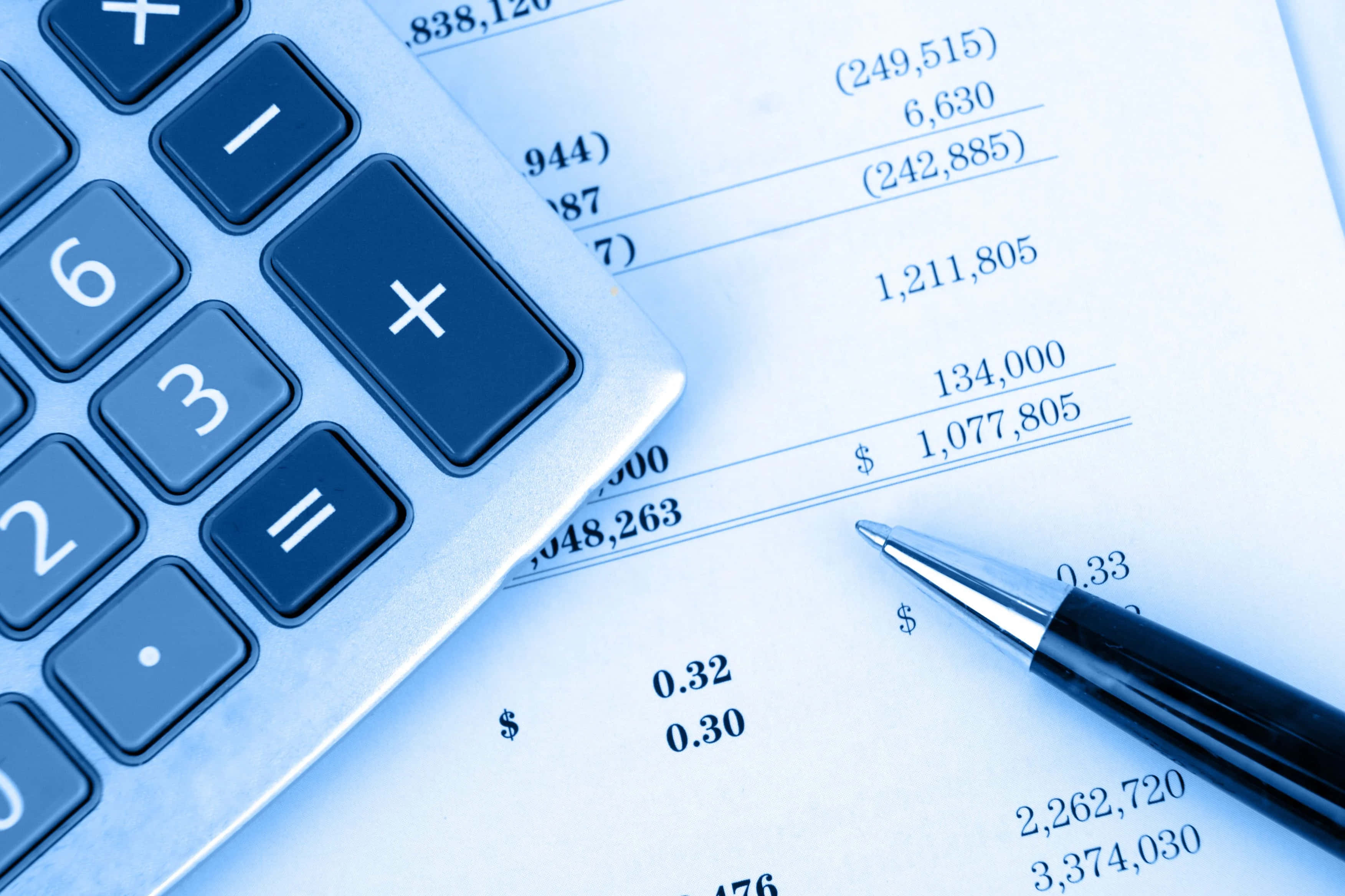 Accounting 桌布 壁紙 — 在冷藍色燈光下，計算機放在財務文件上，附近有一支筆的特寫。