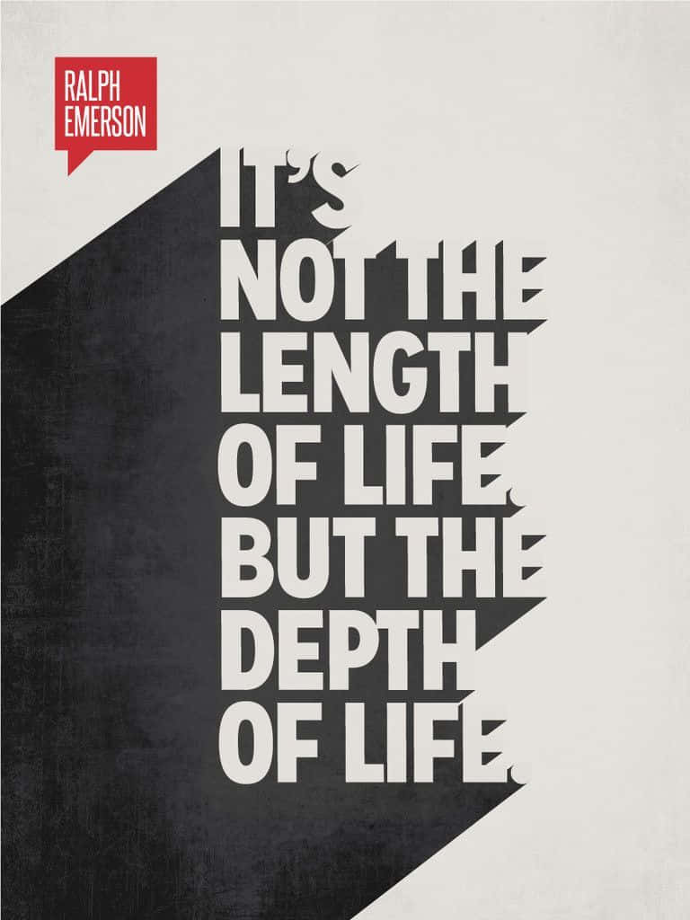 Minimalist Typography 桌布 壁紙 — 在分割的黑色和米色背景上，粗體白色文字宣告了拉爾夫·愛默生關於生命深度而非長度的名言。