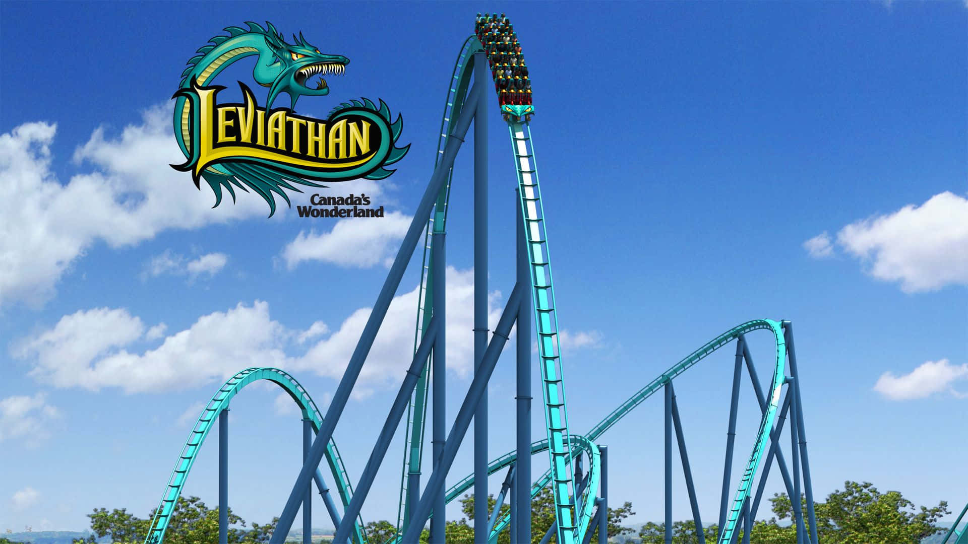 Roller Coaster 桌布 壁紙 — 在加拿大奇幻樂園，一架青綠色的Leviathan雲霄飛車在晴朗的藍天和 fluffy 白雲下飛馳。