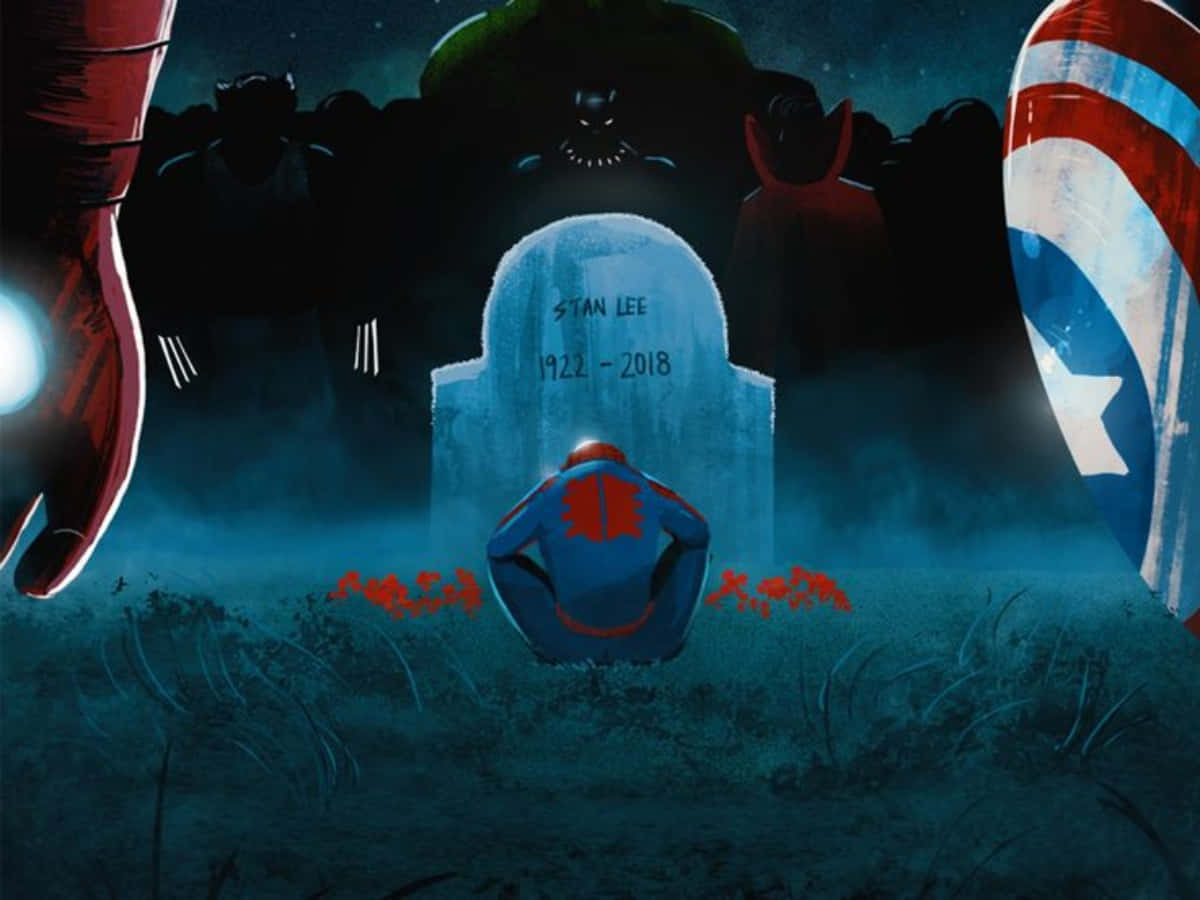 Stan Lee Tribute 桌布 壁紙 — 在史丹·李的墓前，超級英雄們在霧夜中聚集，被發光的手和盾牌照亮，形成致敬場景。